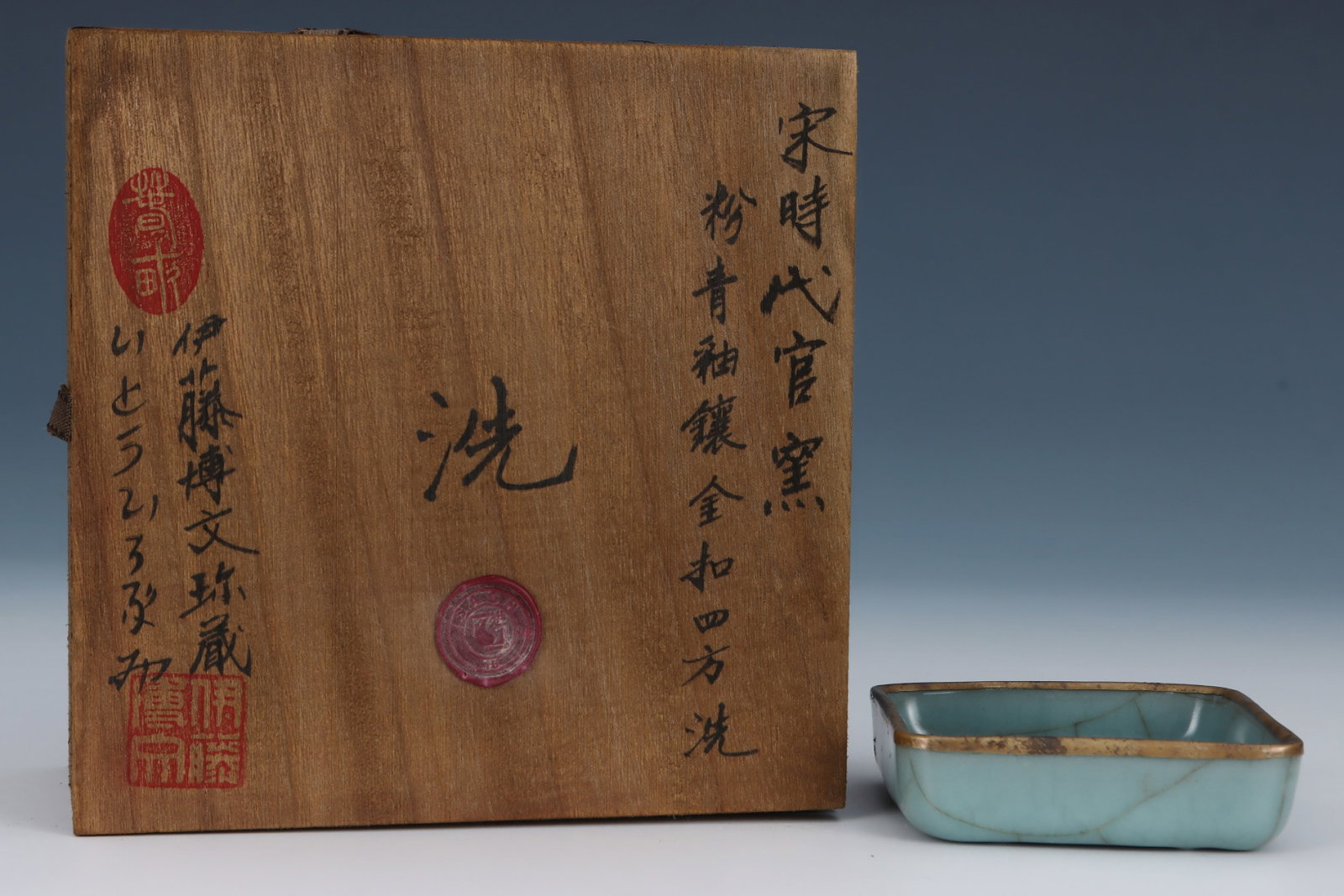 An Exquisite Guan yao Celadon Glazed Cover with Gold Brush Washer,with an Imperial Poem by Emperor: An Exquisite Guan yao Celadon Glazed Cover with Gold Brush Washer,with an Imperial Poem by Emperor Qianlong,Song Dynasty,China,Size:1inx3.5in 官窑粉青釉金口&#