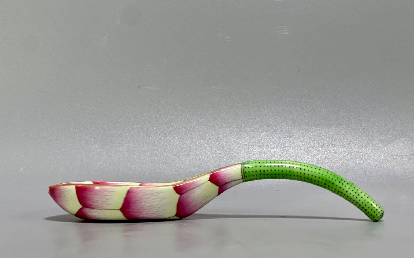 An Exquisite Famille-Rose Lotus Pattern Spoon: An Exquisite Famille-Rose Lotus Pattern Spoon,Qing Dynasty,China,With Mark,Size:1.1inx6.7in 粉彩莲花纹勺子,中国清代,带款
