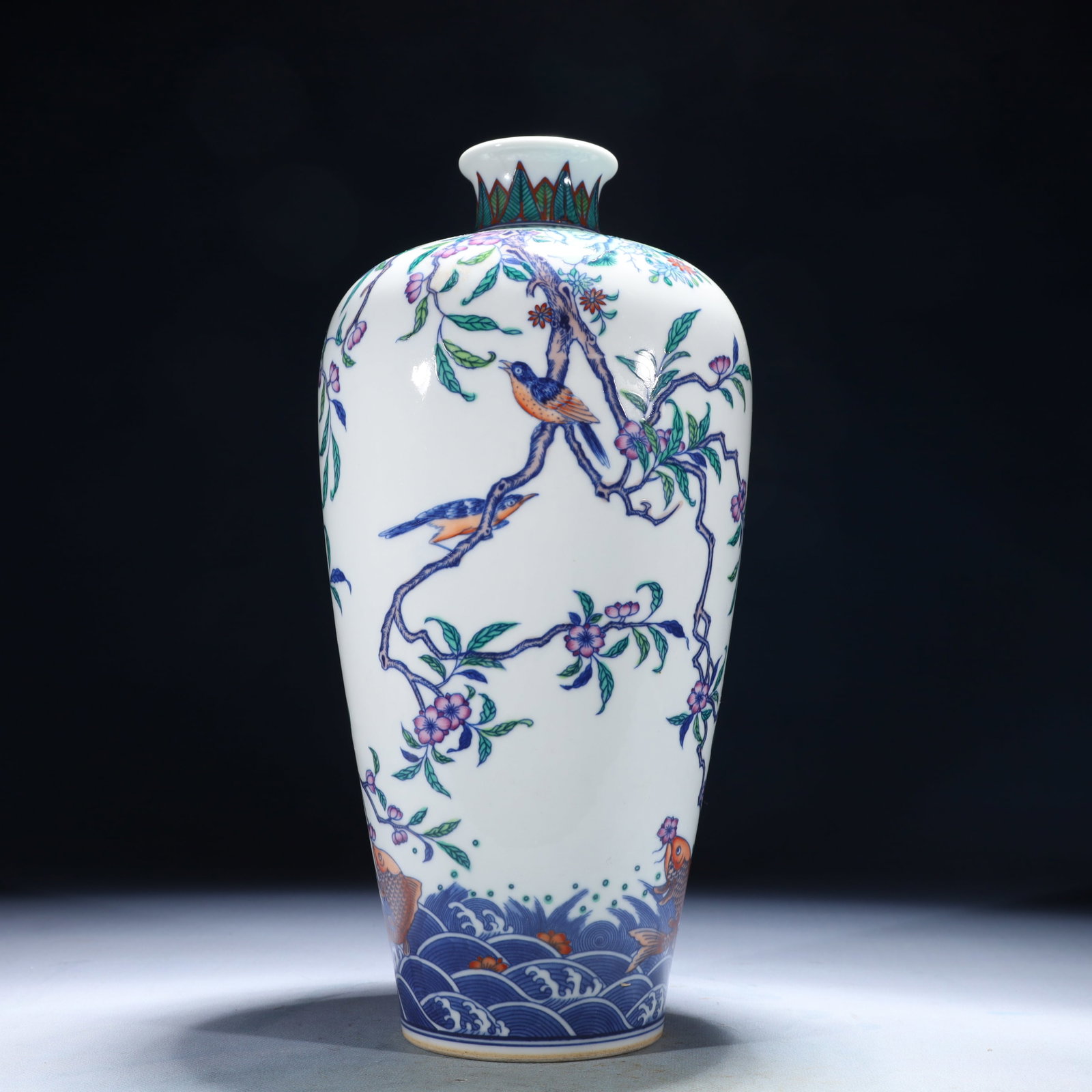 An Exquisite Blue and White Flower and Bird Pattern Vase: An Exquisite Blue and White Flower and Bird Pattern Vase,Qing Dynasty,China,Qianlong Six-character Mark,Size:7.1inx10.6in,Weight:2100g