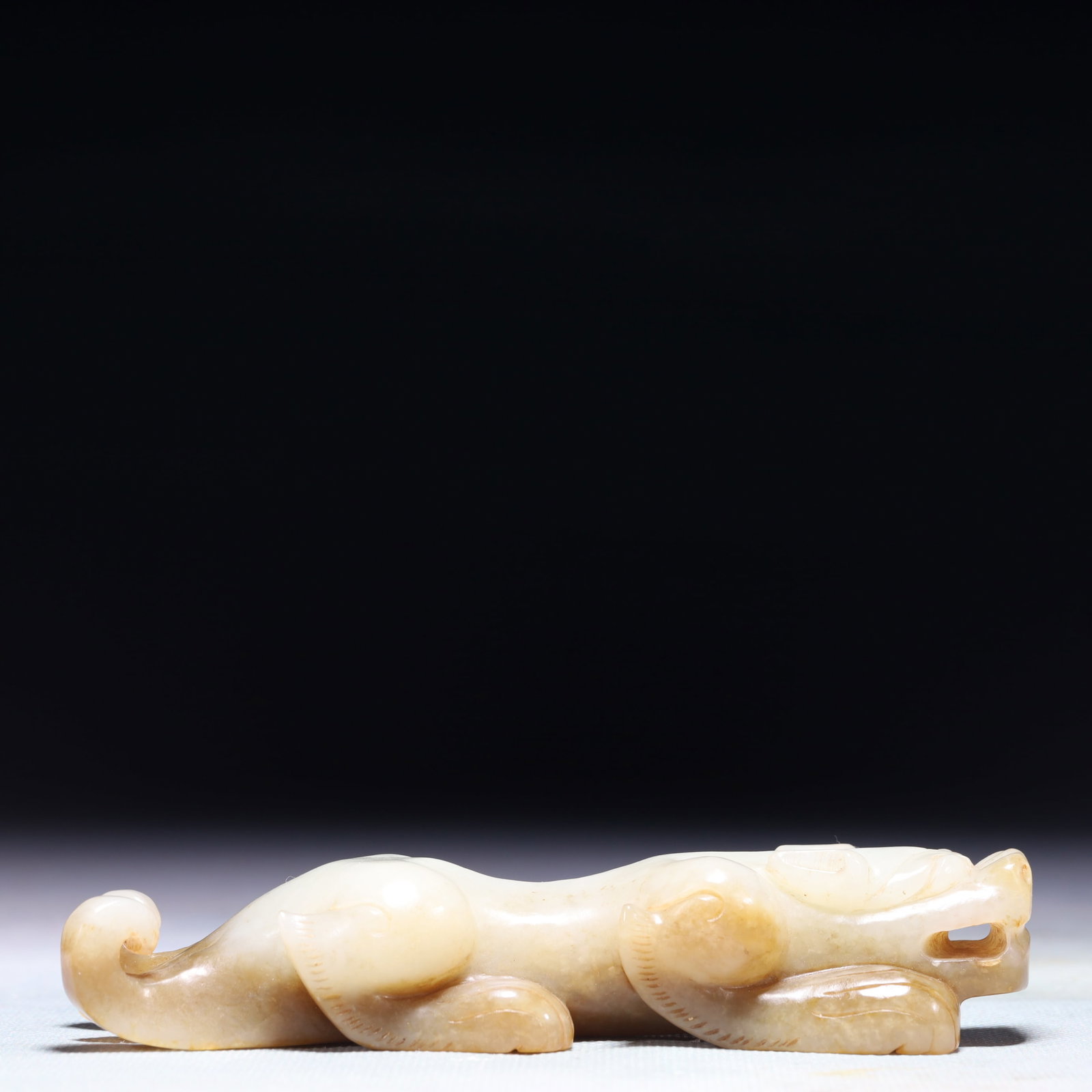 An Exquisite White Jade Beast Ornament: An Exquisite White Jade Beast Ornament,Qing Dynasty,China,Size:5.1inx1.4inx1.2in,Weight:206g 白玉兽摆件,中国清代