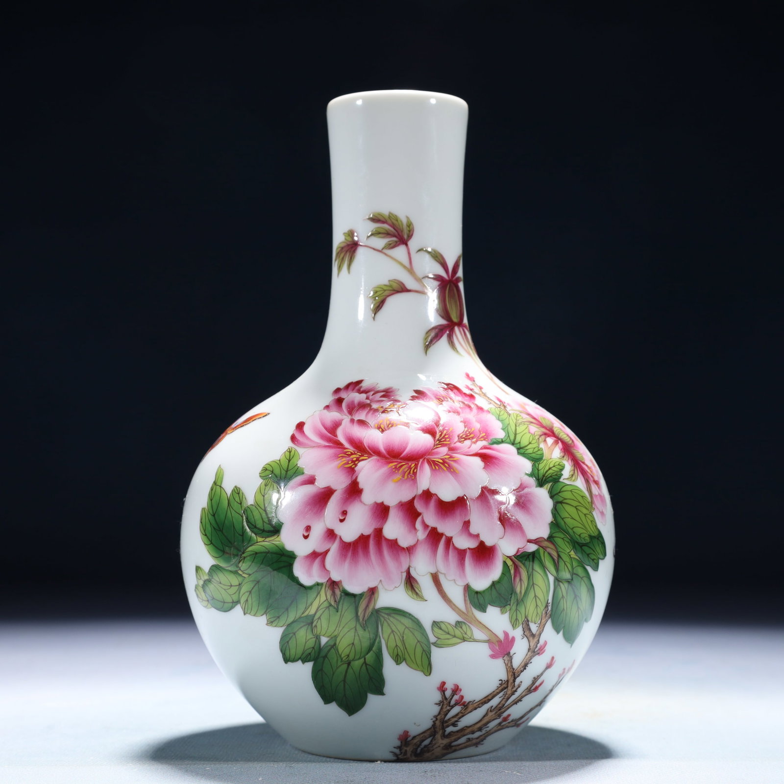 An Exquisite Famille-Rose Flower and Butterfly Pattern Vase,with poem: An Exquisite Famille-Rose Flower and Butterfly Pattern Vase,with poem,Qing Dynasty,China,Yongzheng Six-character Mark,Size:4.7inx7.9in,Weight:550g