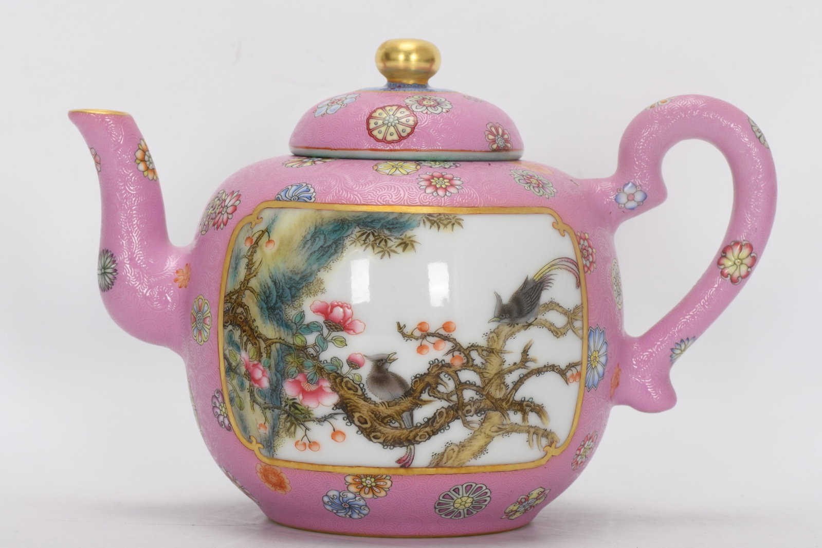 An Exquisite Enamel Flower and Bird Pattern Teapot: An Exquisite Enamel Flower and Bird Pattern Teapot,Qing Dynasty,China,Qianlong Four-character Mark,Size:5.5inx8in 珐琅彩花鸟纹茶壶,中国ę