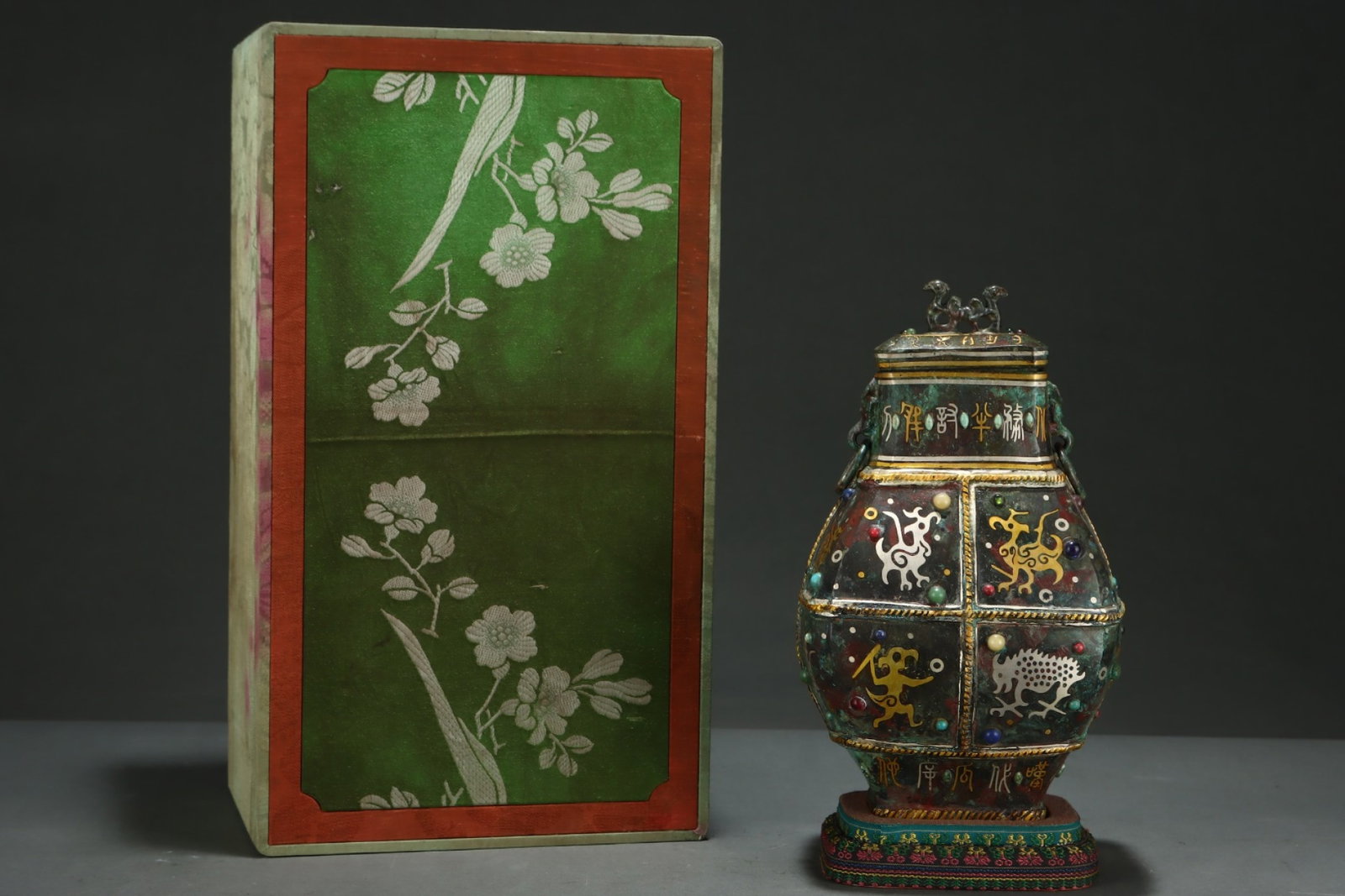 An Archaic Bronze Inlaid Gold and Silver Beast Pattern Jar with Cover,Inlaid Gems: An Archaic Bronze Inlaid Gold and Silver Beast Pattern Jar with Cover,Inlaid Gems,the Warring States period in China,Size:10.4inx6.1in 青铜错金银兽纹盖&