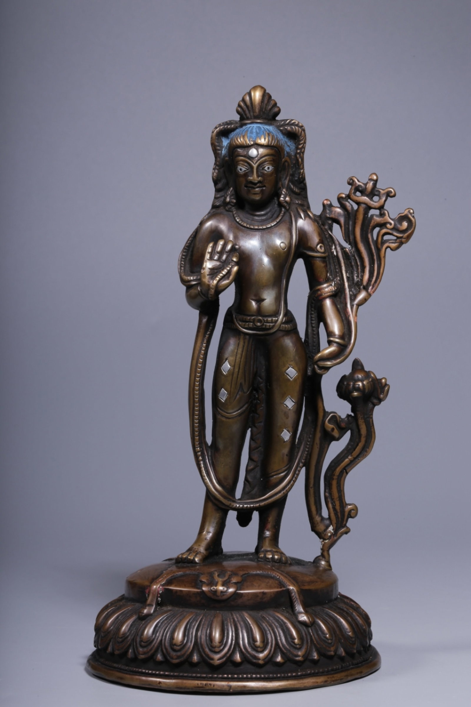 A Rare Alloy Copper Inlaid Silver Statue of Avalokitesvara: A Rare Alloy Copper Inlaid Silver Statue of Avalokitesvara,Qing Dynasty, China,Size:7.9inx3.9inx5.5in,Weight:1003g 合金铜错银观音像,中国