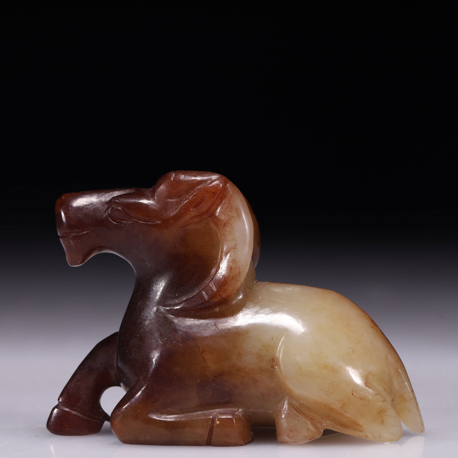 An Exquisite White Jade Sheep Ornament: An Exquisite White Jade Sheep Ornament,Qing Dynasty,China,Size:2.6inx1.1inx1.9in,Weight:94g 白玉羊摆件,中国清代
