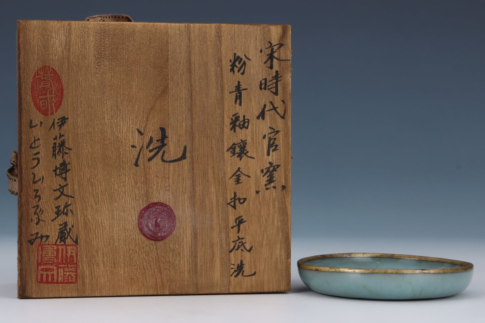 An Exquisite Guan yao Celadon Glazed Cover with Gold Brush Washer,with an Imperial Poem by Emperor: An Exquisite Guan yao Celadon Glazed Cover with Gold Brush Washer,with an Imperial Poem by Emperor Qianlong,Song Dynasty,China,Size:0.9inx4.3in 官窑粉青釉金口