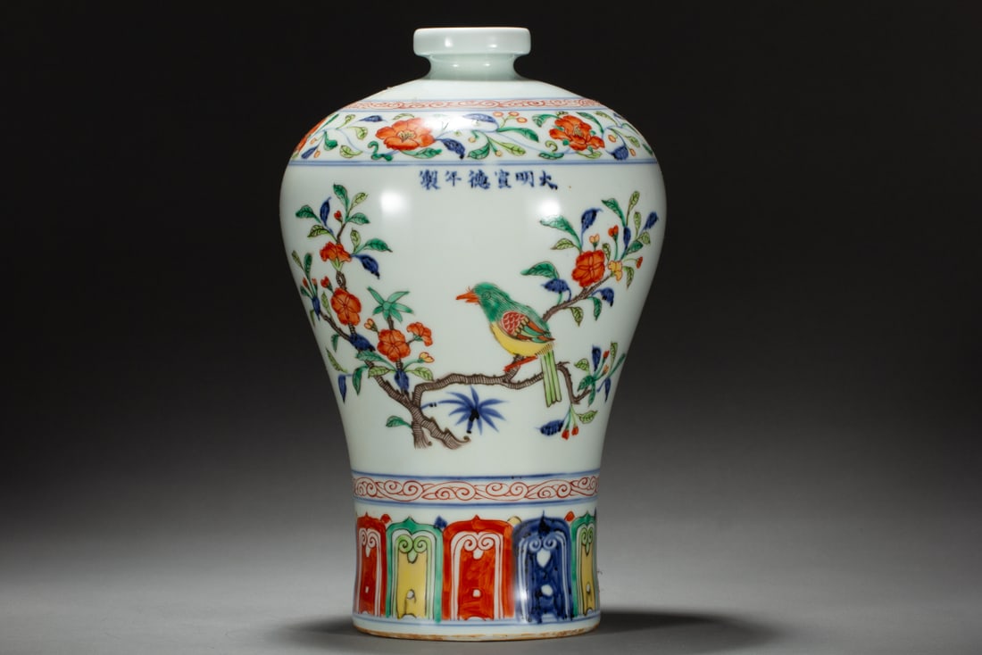 An Exquisite Doucai Flower and Bird Pattern Vase: An Exquisite Doucai Flower and Bird Pattern Vase,Ming Dynasty,China,Xuande Six-character Mark,Size:7.9inx7.9inx12.2in,Weight:2450g 斗彩花鸟纹瓶,中国