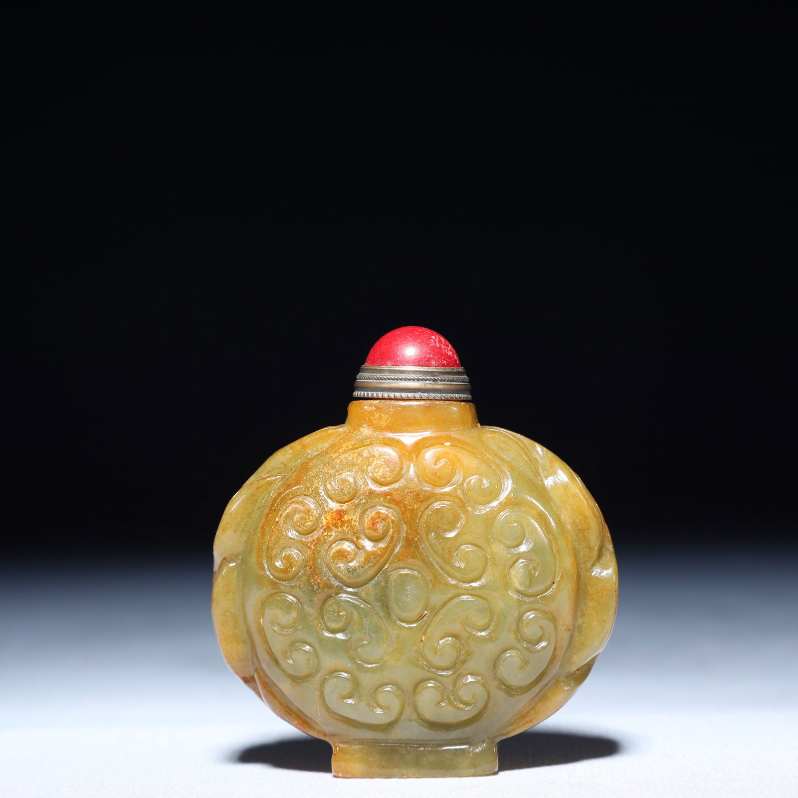 An Exquisite Green Jade Auspicious Cloud Pattern Snuff Bottle: An Exquisite Green Jade Auspicious Cloud Pattern Snuff Bottle,Qing Dynasty,China,Size:2.2inx0.8inx2.4in,Weight:100g 青玉祥云纹鼻烟壶,中国
