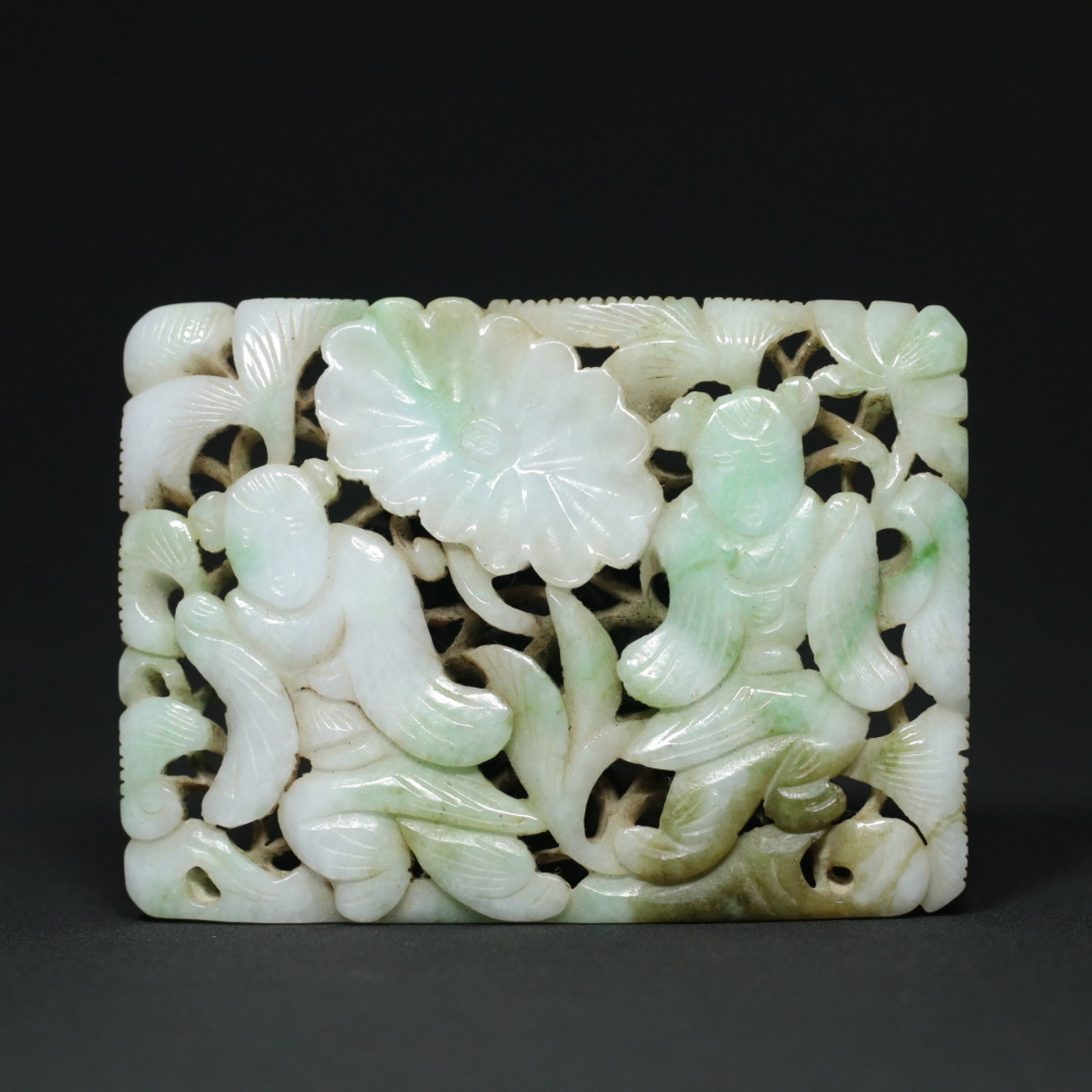An Exquisite Jadeite Hollow Figure Pattern Pendant: An Exquisite Jadeite Hollow Figure Pattern Pendant,Qing Dynasty,China,Size:2.4inx3.3inx0.4in,Weight:91.8g 翡翠镂空人物纹挂件,中国ę