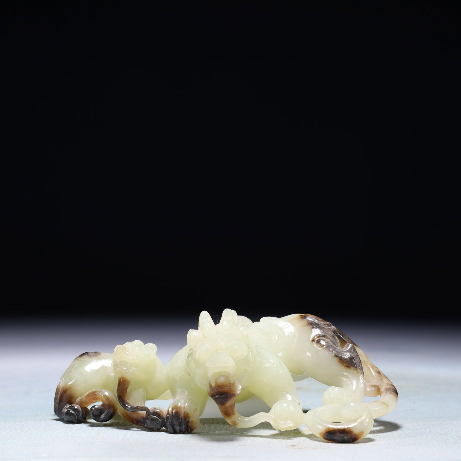 An Exquisite White Jade Beast Ornament: An Exquisite White Jade Beast Ornament,Qing Dynasty,China,Size:5.5inx3inx1.4in,Weight:270.9g 白玉兽摆件,中国清代
