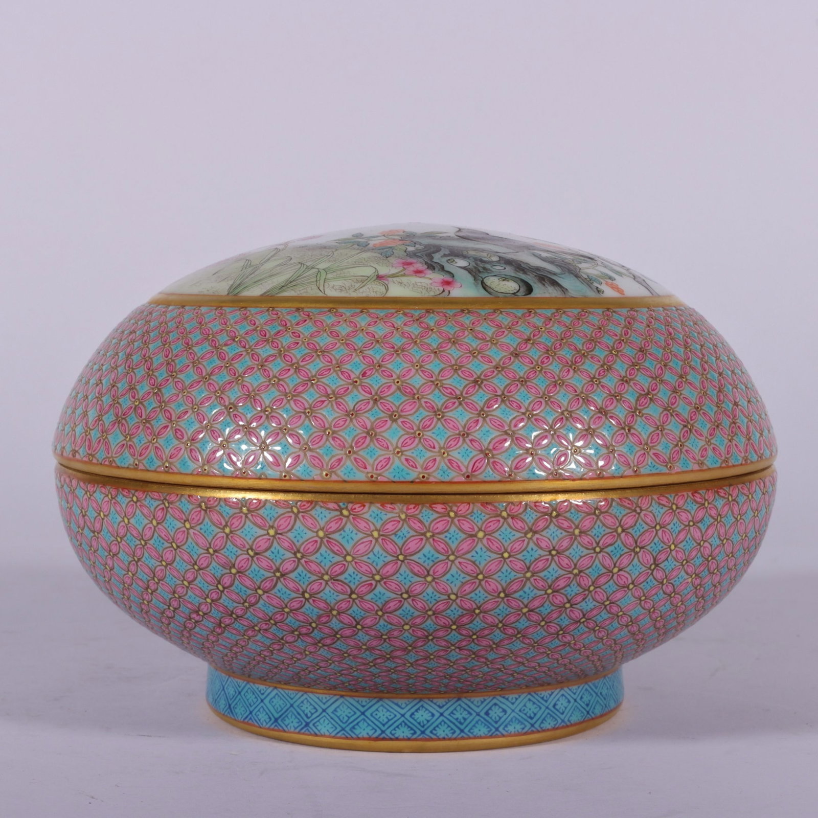 An Exquisite Enamel Flower and Bird Pattern Box with Cover: An Exquisite Enamel Flower and Bird Pattern Box with Cover,Qing Dynasty,China,Qianlong Four-character Mark,Size:3.3inx5in