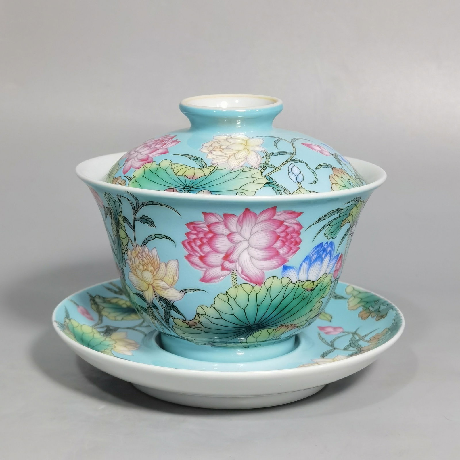 An Exquisite Turquoise Glazed Famille-Rose Flower Pattern Bowl with Cover: An Exquisite Turquoise Glazed Famille-Rose Flower Pattern Bowl with Cover,Qing Dynasty,China,Yongzheng Six-character Mark,Size:3.3inx4.3in 松石绿釉粉彩花Õ