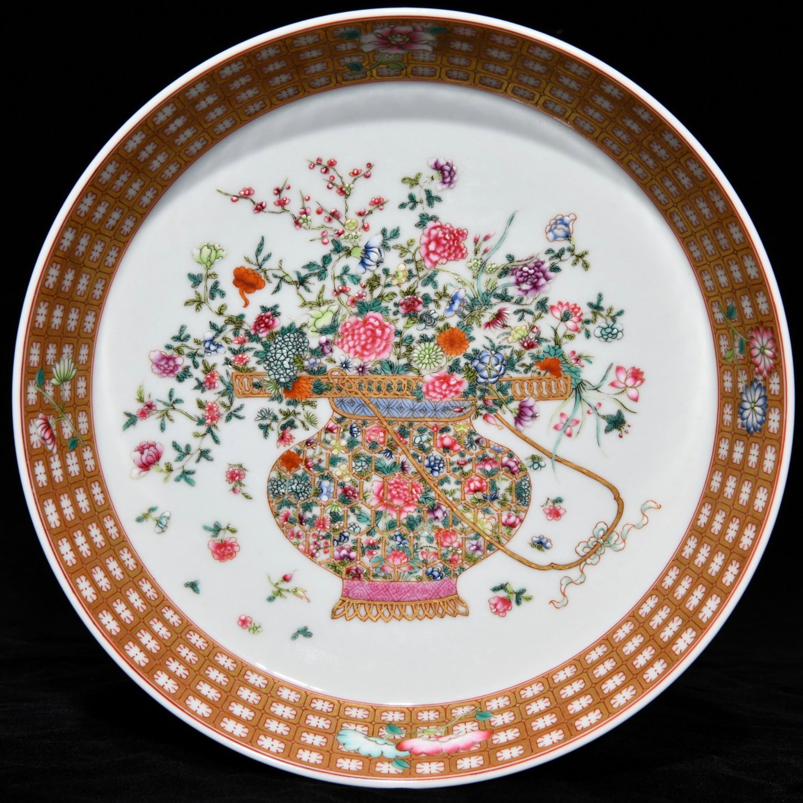 An Exquisite Famille-Rose Gilt Flower Pattern Plate (1 of 8)