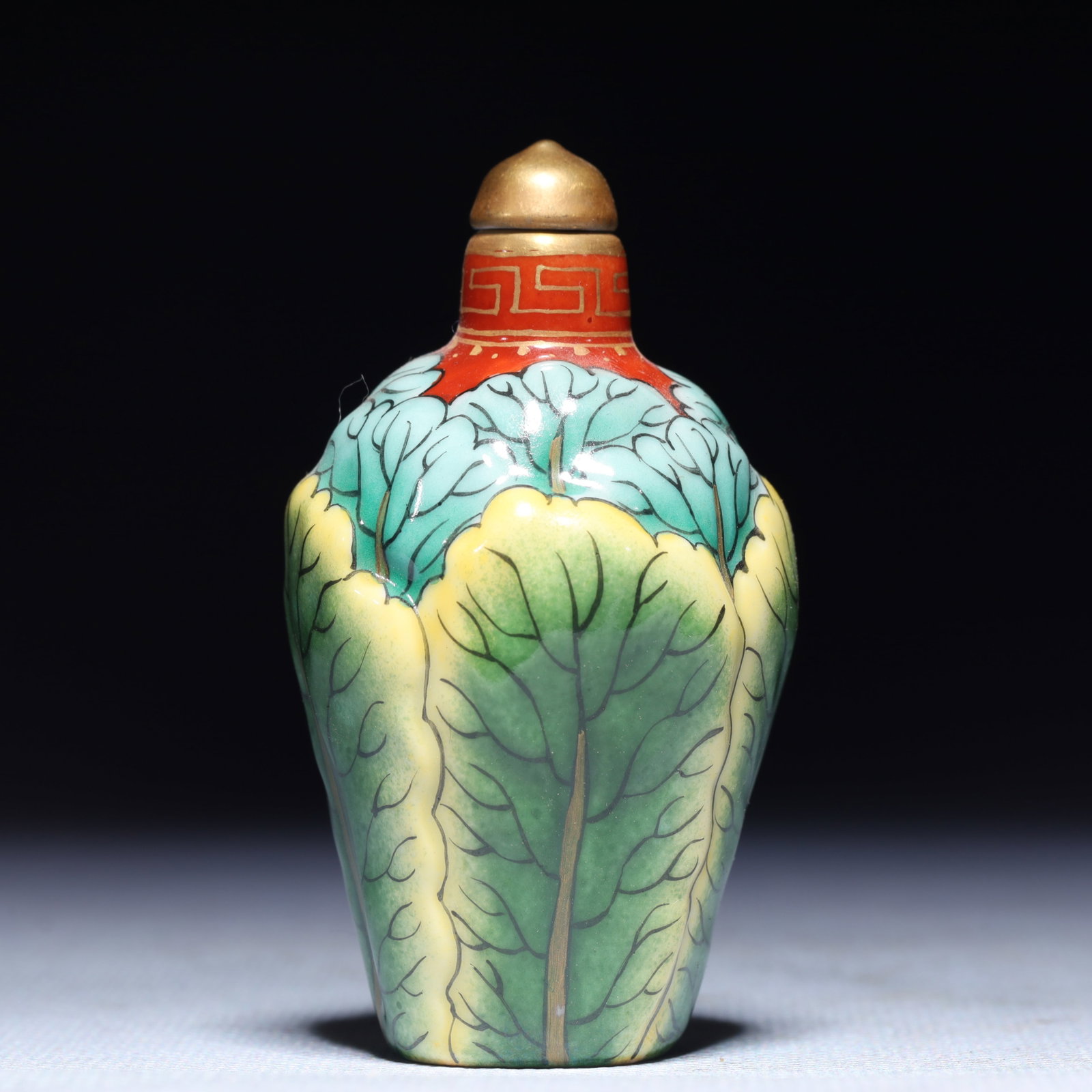 An Exquisite Famille-Rose Cabbage Pattern Snuff Bottle: An Exquisite Famille-Rose Cabbage Pattern Snuff Bottle,Qing Dynasty,China,Qianlong Four-character Mark,Size:1.6inx1inx2.8in,Weight:41.5g