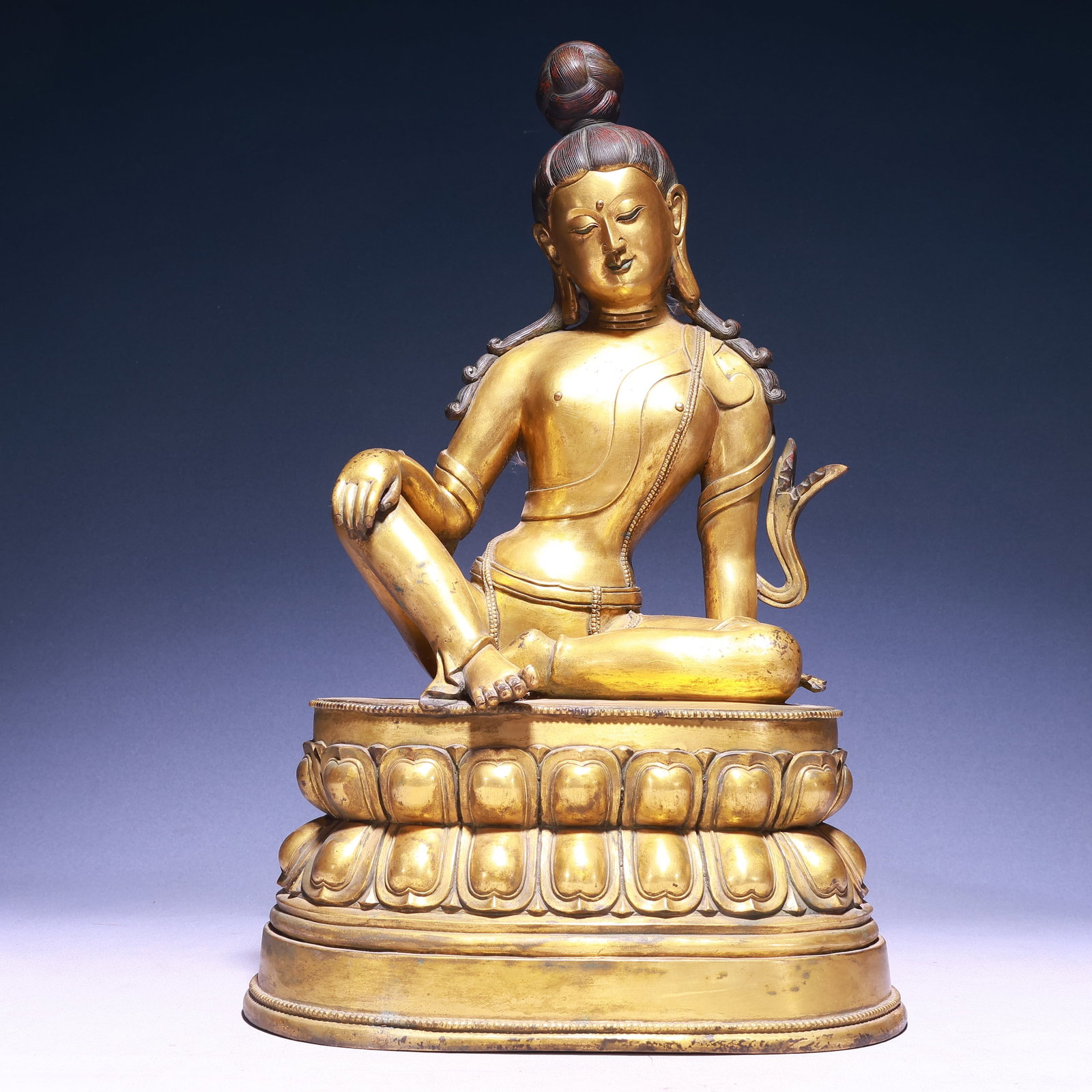 A Solemn Gilt Bronze Statue of Avalokitesvara: A Solemn Gilt Bronze Statue of Avalokitesvara,Qing Dynasty,China,Size:11.8inx7.5inx18.1in,Weight:13400g 铜鎏金观音像,中国清代