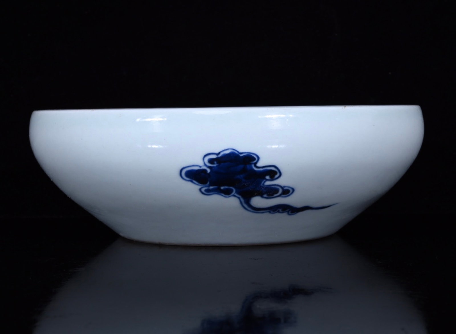 An Exquisite Blue and White Auspicious Cloud and Dragon Pattern Bowl: An Exquisite Blue and White Auspicious Cloud and Dragon Pattern Bowl,Qing Dynasty,China,Size:2.6inx7.7in 青花祥云龙纹碗,中国清代