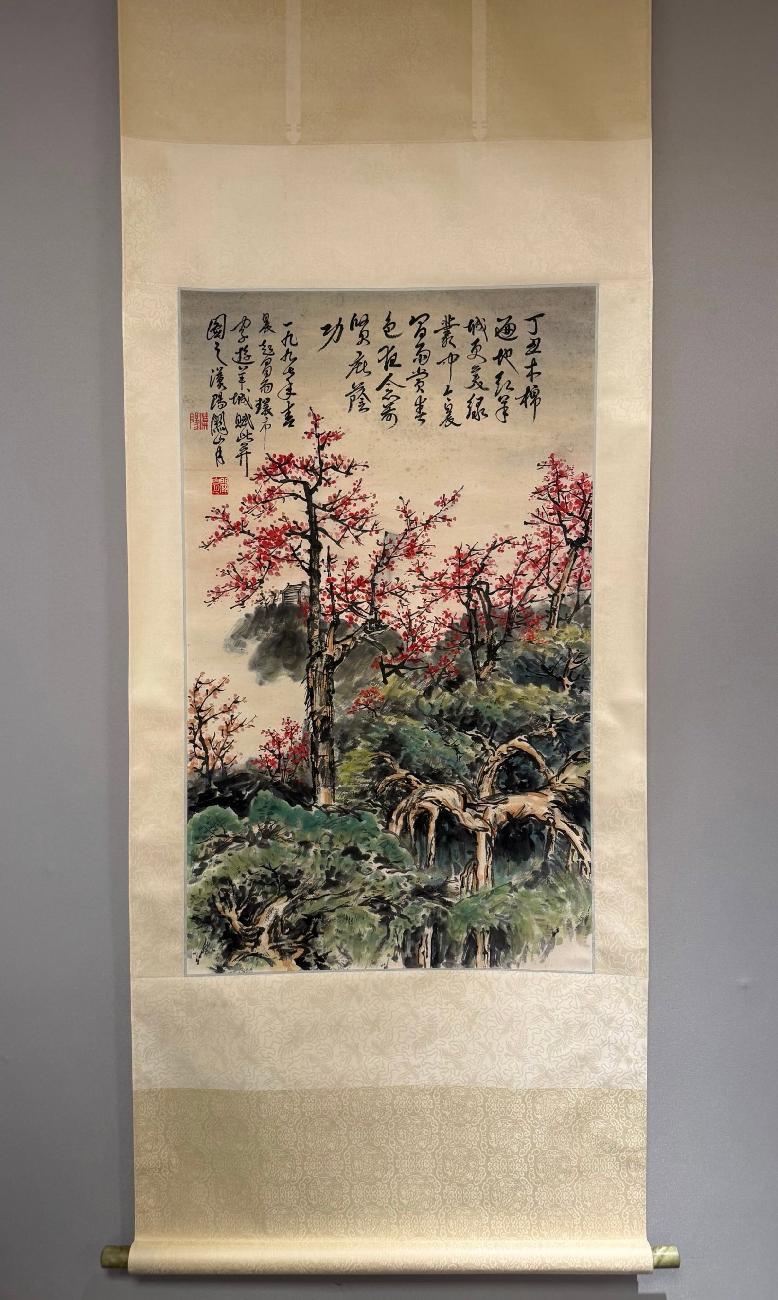 A Chinese Vertical Scroll Ink Painting of Flower on Paper: A Chinese Vertical Scroll Ink Painting of Flower on Paper,Guan Shanyue,Size:37.8inx22.8in 一幅中国水墨花卉画立轴,关山ć