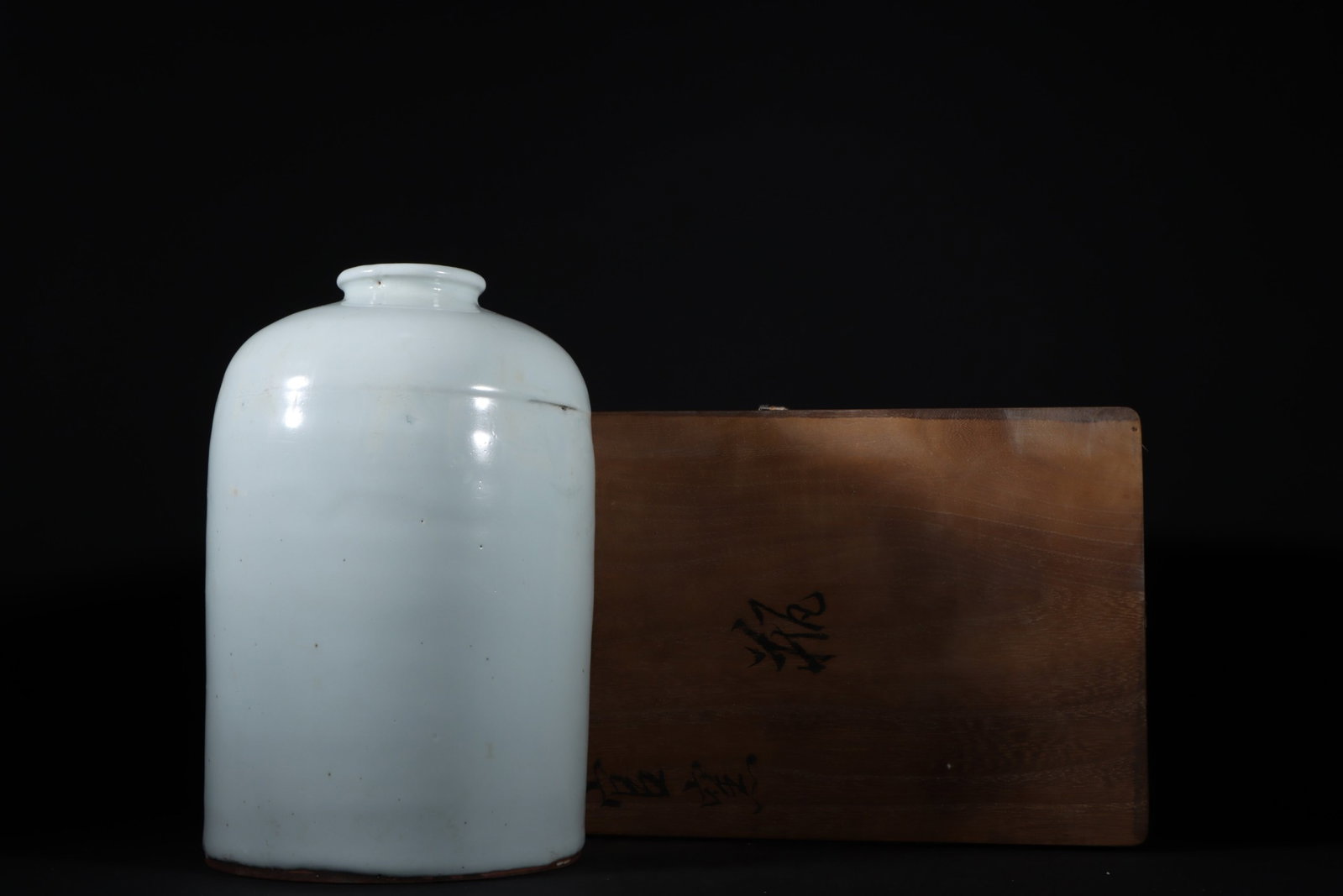 An Exquisite Guan yao White Glazed Vase: An Exquisite Guan yao White Glazed Vase,Song Dynasty,China,Size:10inx6.7in 官窑白釉瓶,中国宋代