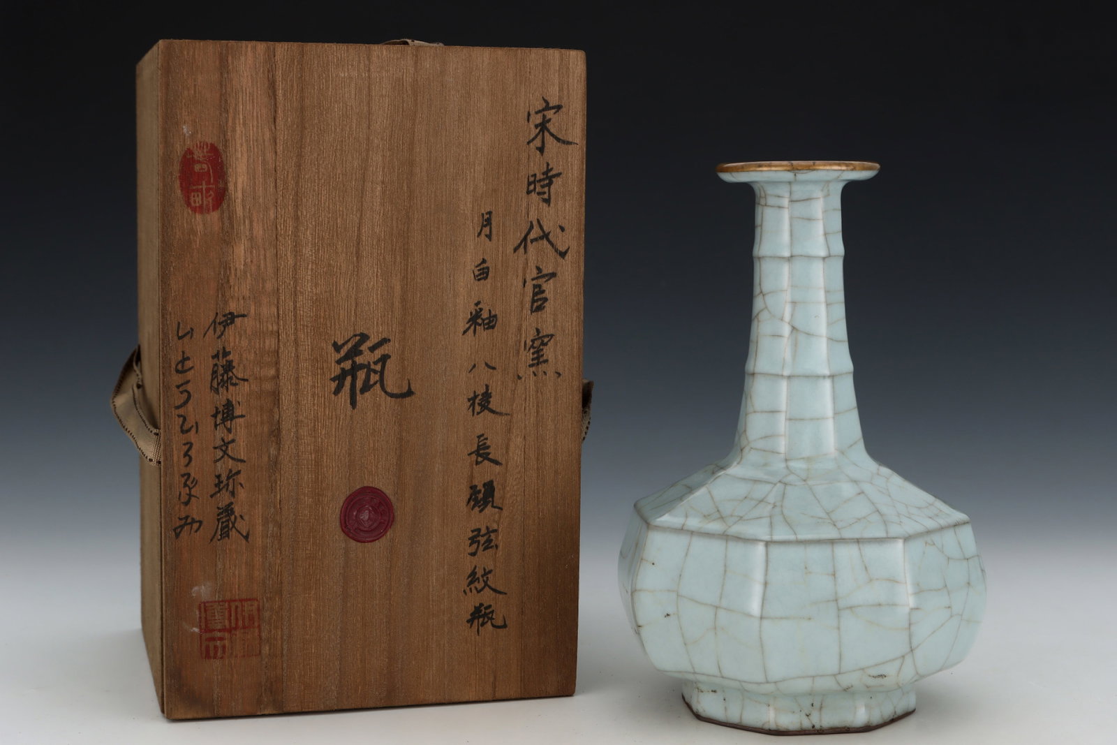 An Exquisite Guan yao White Glazed Cover with Gold Vase,with an Imperial Poem by Emperor Qianlong: An Exquisite Guan yao White Glazed Cover with Gold Vase,with an Imperial Poem by Emperor Qianlong,Song Dynasty,China,Size:9.2inx6.5in 官窑白釉金口瓶,带&