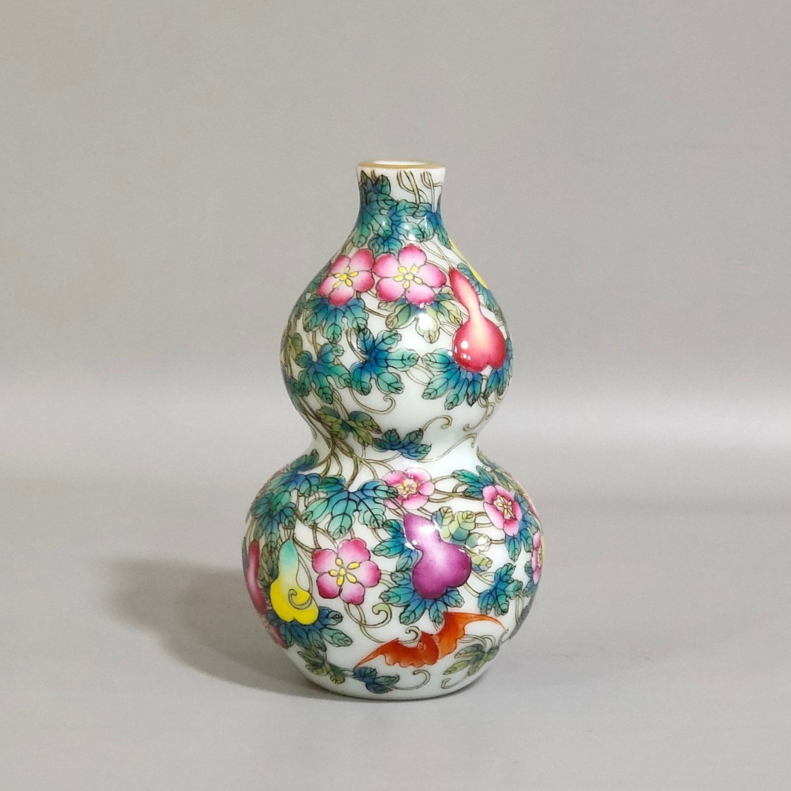 An Exquisite Famille-Rose Bat and Gourd Pattern Snuff Bottle: An Exquisite Famille-Rose Bat and Gourd Pattern Snuff Bottle,Qing Dynasty,China,Qianlong Four-character Mark,Size:3.3inx2in