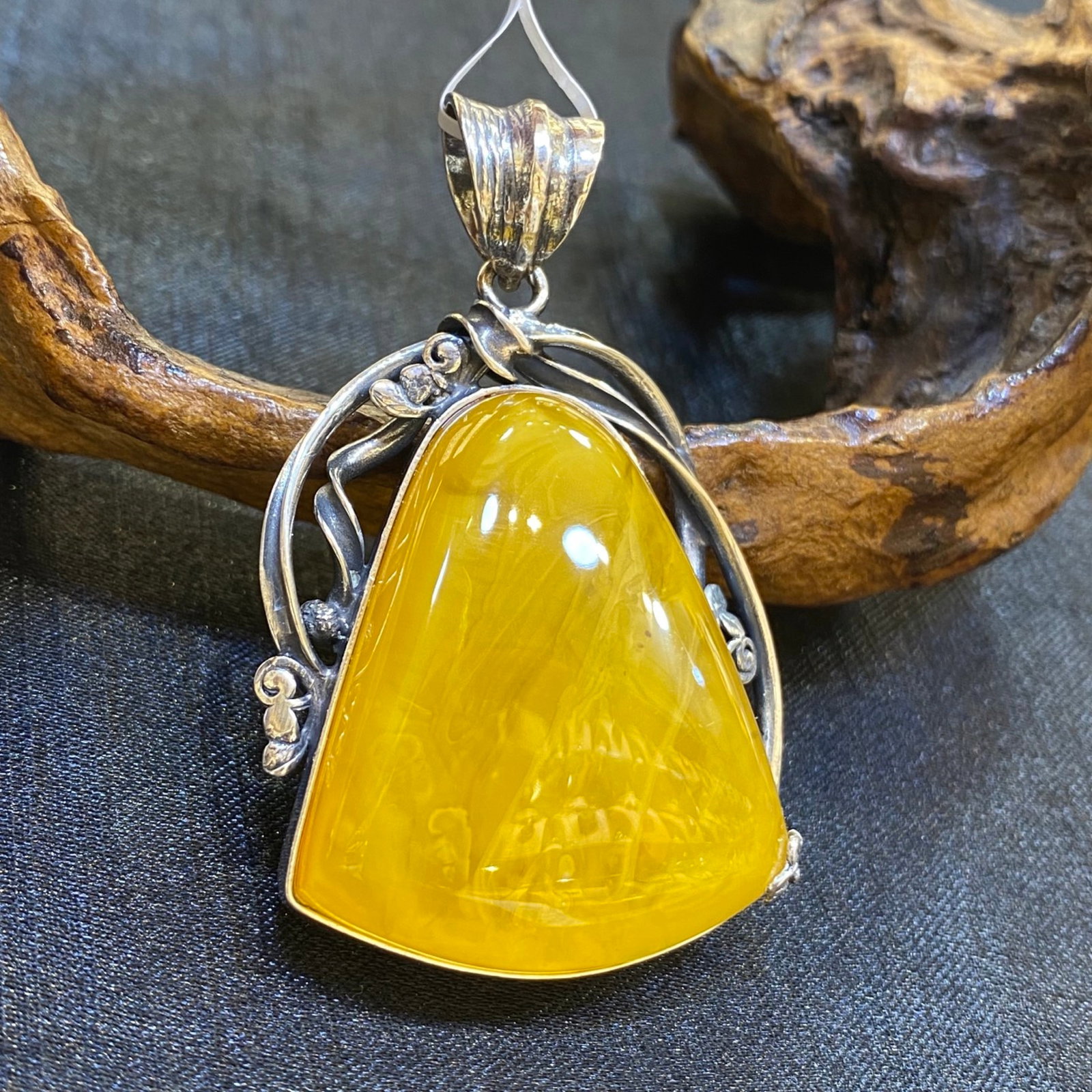 An Exquisite Beeswax Inlaid Silver Necklace: An Exquisite Beeswax Inlaid Silver Necklace,Size:1.4in,Weight:17.1g 蜜蜡镶银项链