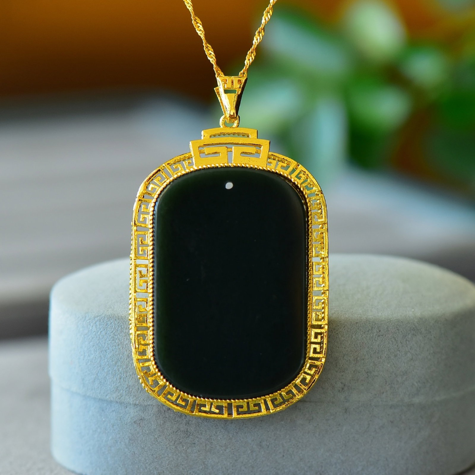 An Exquisite Bronze-Gold Plated Inlaid Green Jade Necklace: An Exquisite Bronze-Gold Plated Inlaid Green Jade Necklace,Size:1inx1.5in 铜镀金镶青玉项链