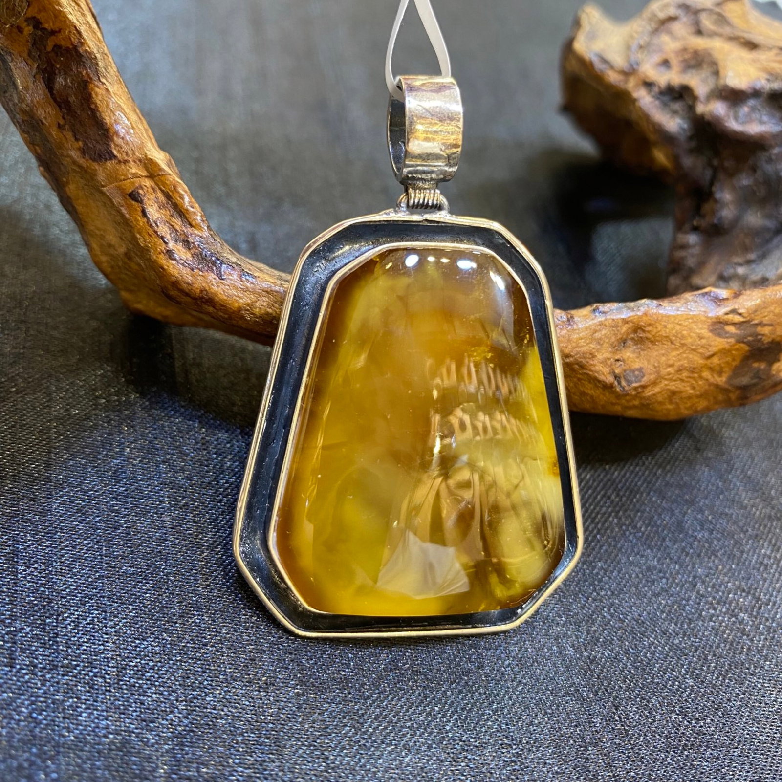 An Exquisite Beeswax Inlaid Silver Necklace: An Exquisite Beeswax Inlaid Silver Necklace,Size:1.2in,Weight:13g 蜜蜡镶银项链