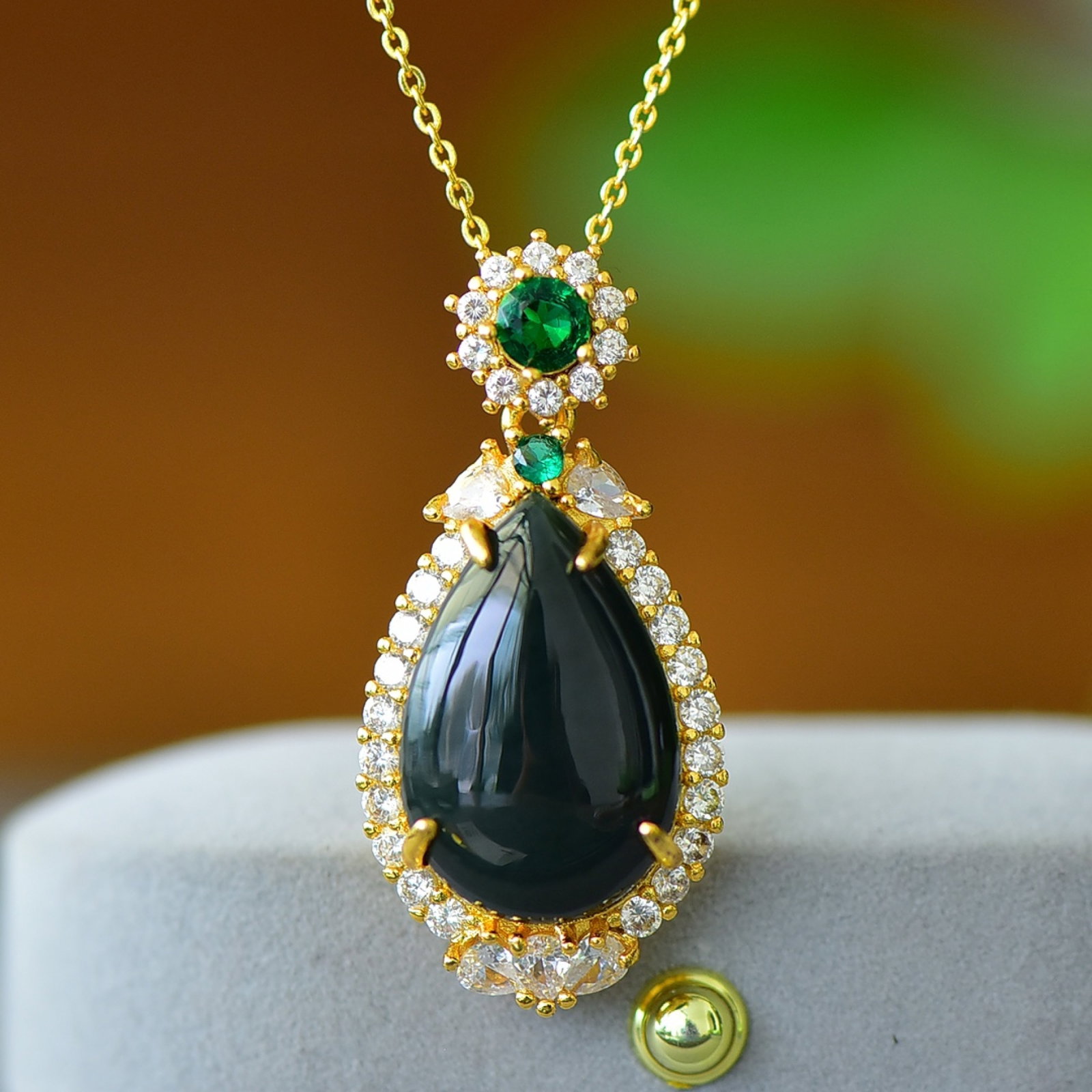 An Exquisite Bronze-Gold Plated Inlaid Green Jade Necklace: An Exquisite Bronze-Gold Plated Inlaid Green Jade Necklace,Size:0.6inx0.9in 铜镀金镶青玉项链