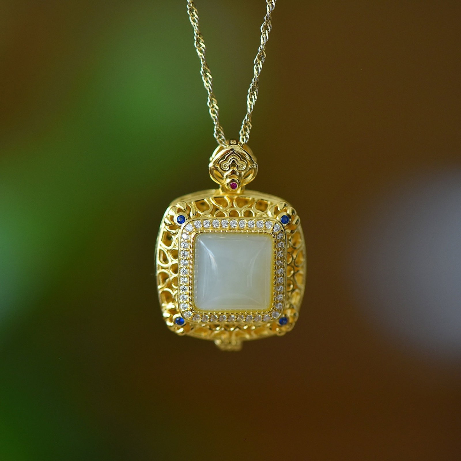 An Exquisite Sterling Silver-Gold Plated Inlaid White Jade Pendant: An Exquisite Sterling Silver-Gold Plated Inlaid White Jade Pendant,Size:0.4inx0.4in 纯银镀金镶白玉吊坠