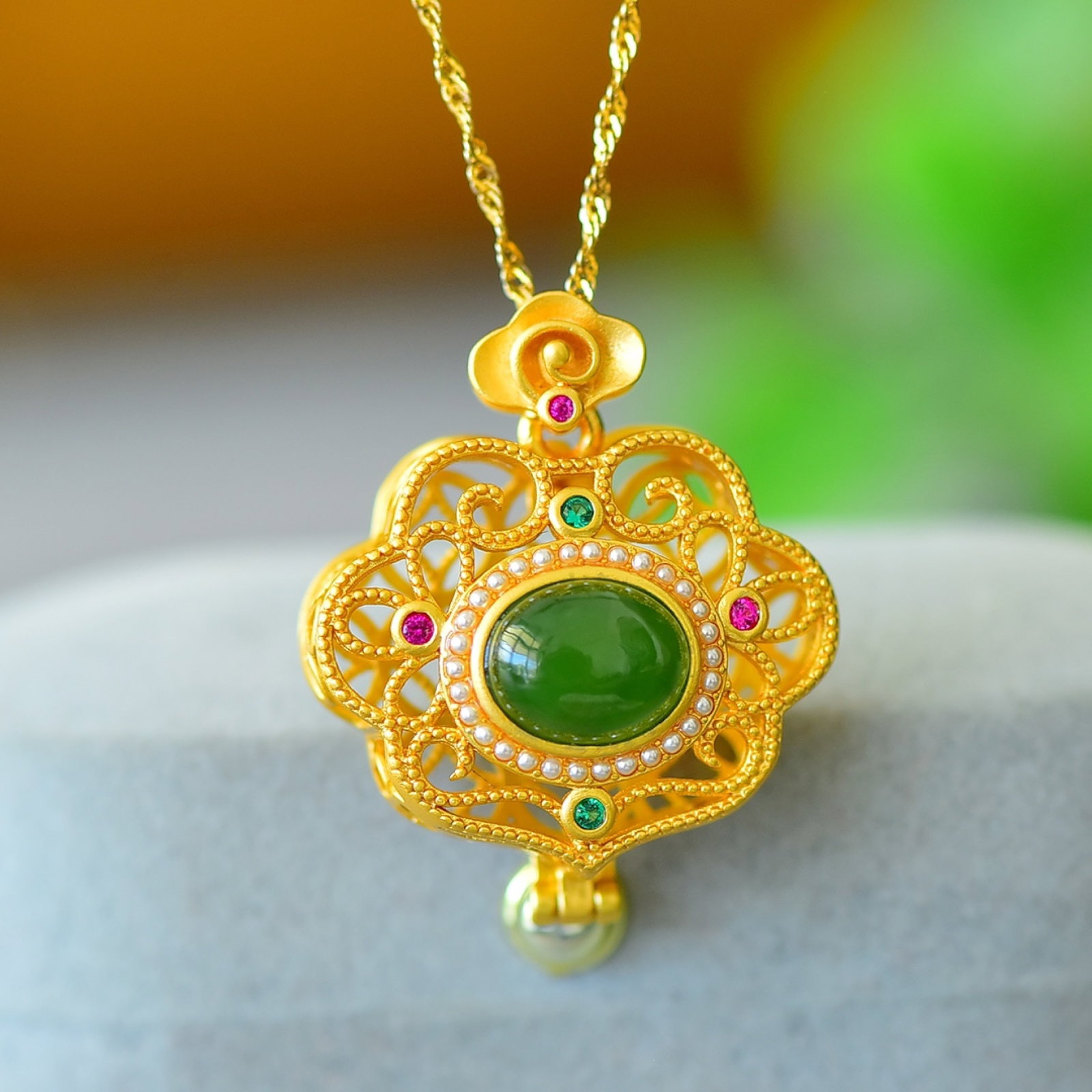 An Exquisite Bronze-Gold Plated Inlaid Jasper Necklace: An Exquisite Bronze-Gold Plated Inlaid Jasper Necklace,Size:0.3inx0.4in 铜镀金镶碧玉项链