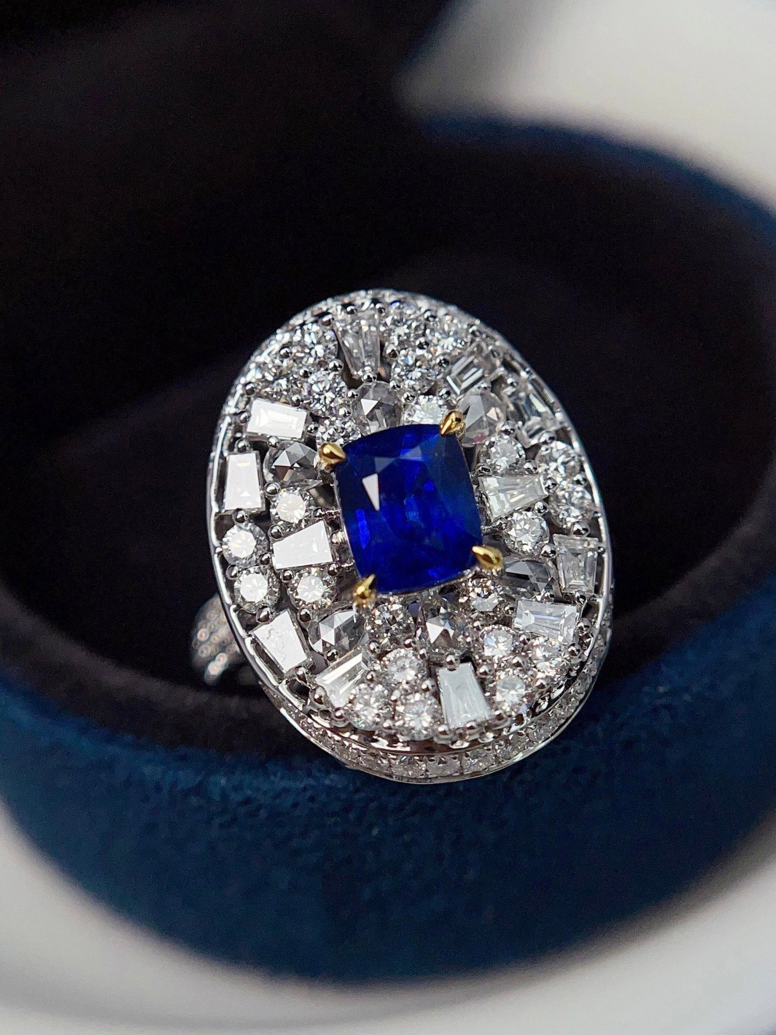 A Exquisite 18k Gold Inlaid 1.60ct Natural Sapphire and 2.403ct Diamond Ring: A Exquisite 18k Gold Inlaid 1.60ct Natural Sapphire and 2.403ct Diamond Ring,Total Weight:7.61g 18k金镶 1.60ct 天然蓝宝石和 2.403ct