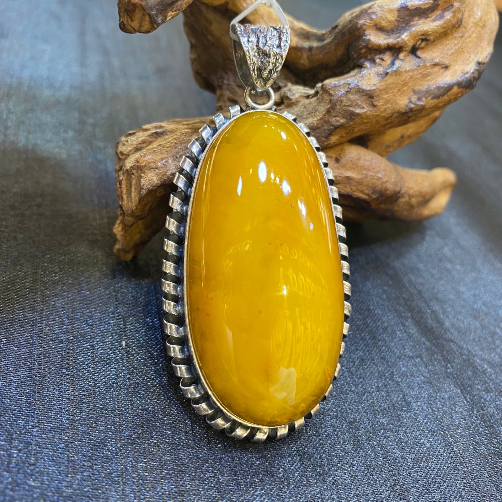 An Exquisite Beeswax Inlaid Silver Necklace: An Exquisite Beeswax Inlaid Silver Necklace,Size:1.3in,Weight:36g 蜜蜡镶银项链