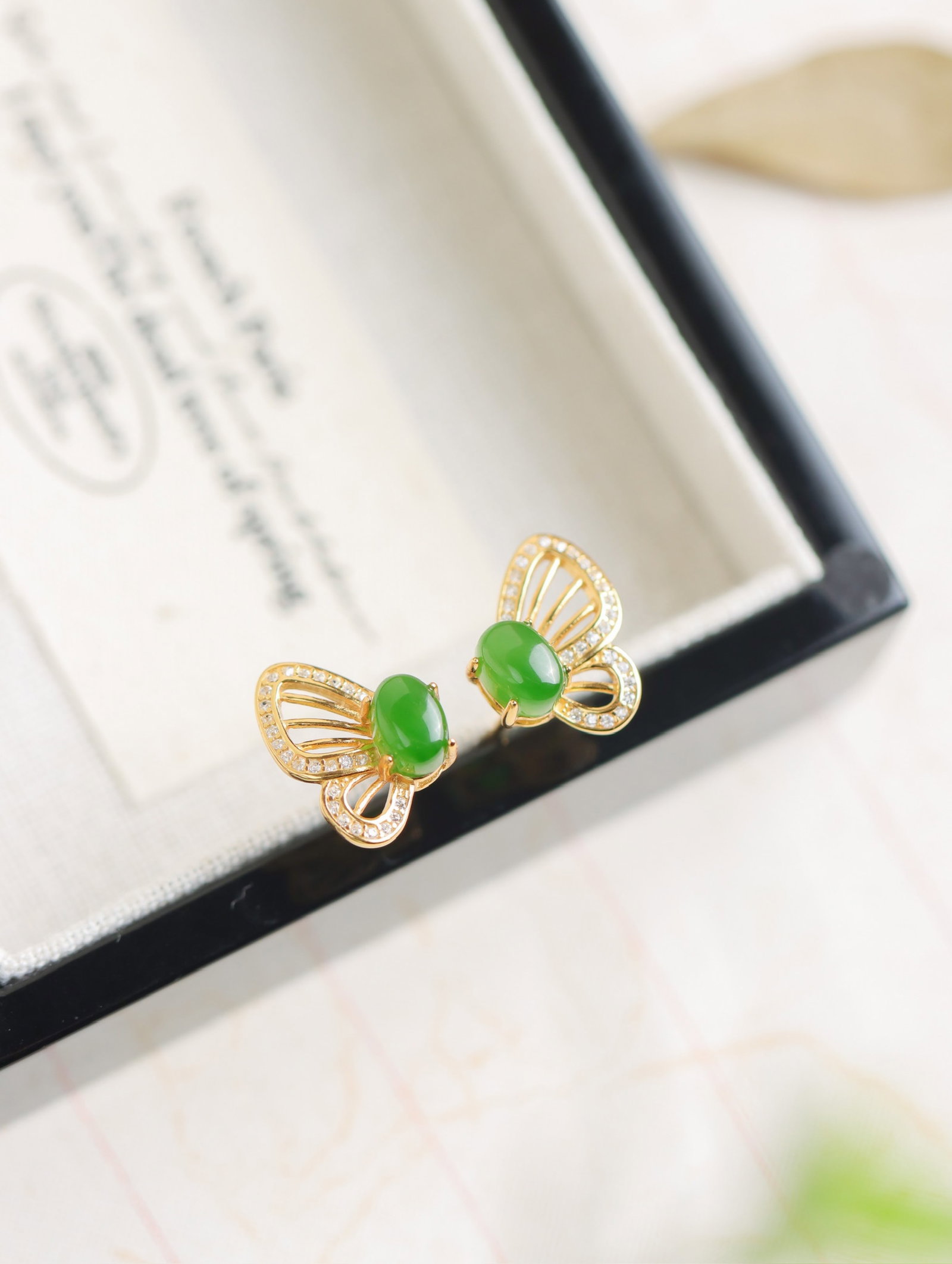 A Pair of Exquisite Sterling Silver-Gold Plated Inlaid Jasper Earrings, Inlaid Diamond: A Pair of Exquisite Sterling Silver-Gold Plated Inlaid Jasper Earrings, Inlaid Diamond 一对纯银镀金镶碧玉耳钉,嵌钻石
