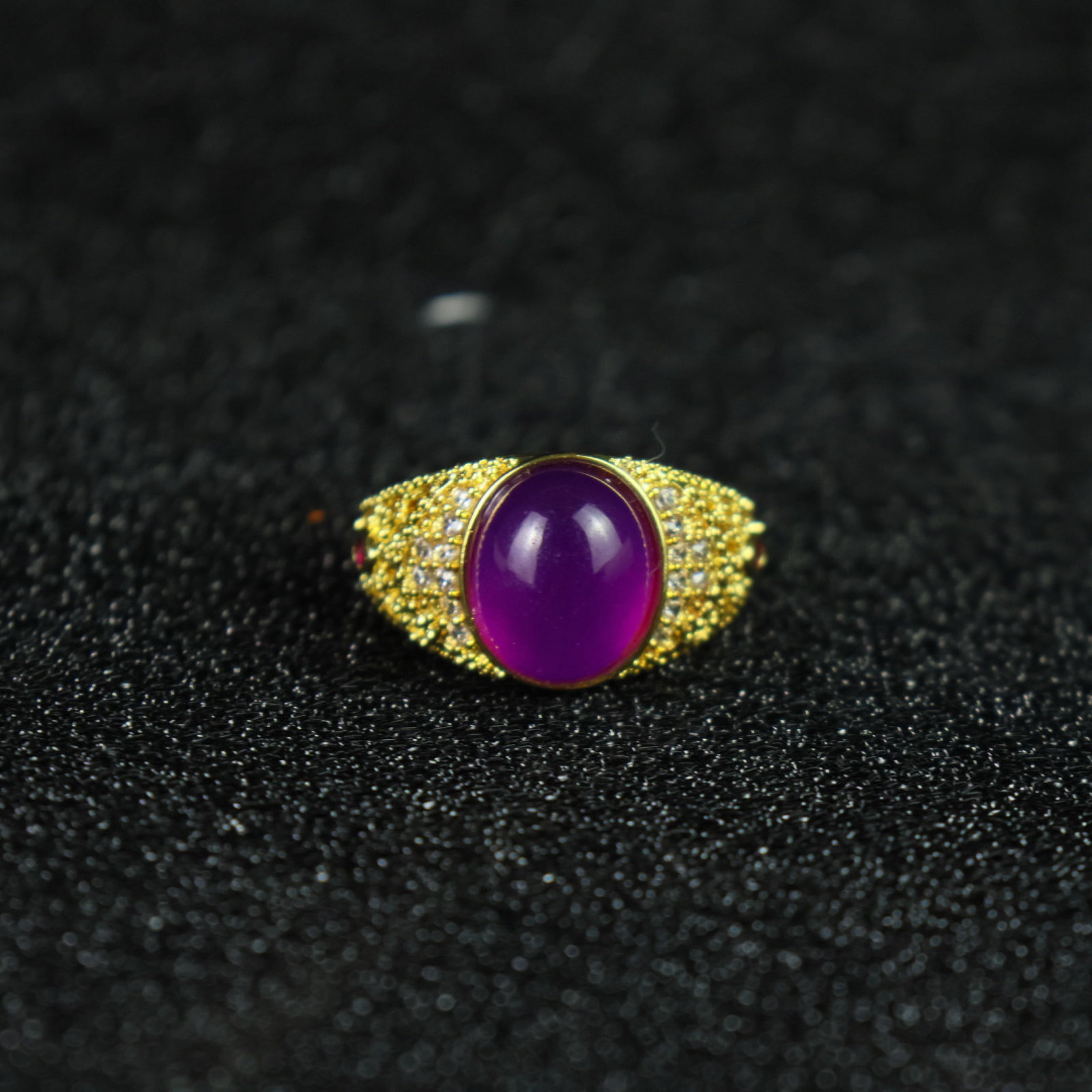 An Exquisite Ring: An Exquisite Ring,Size:0.5inx0.4in 一个精美的戒指