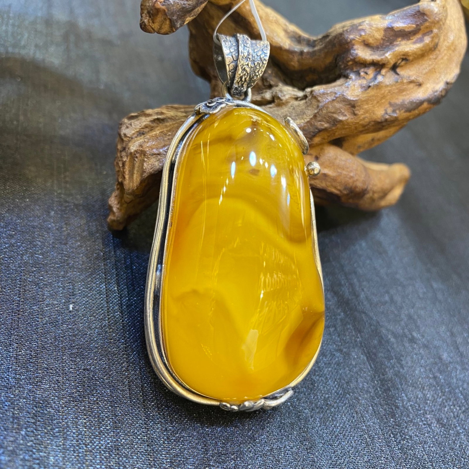 An Exquisite Beeswax Inlaid Silver Necklace: An Exquisite Beeswax Inlaid Silver Necklace,Size:1.3in,Weight:44.3g 蜜蜡镶银项链