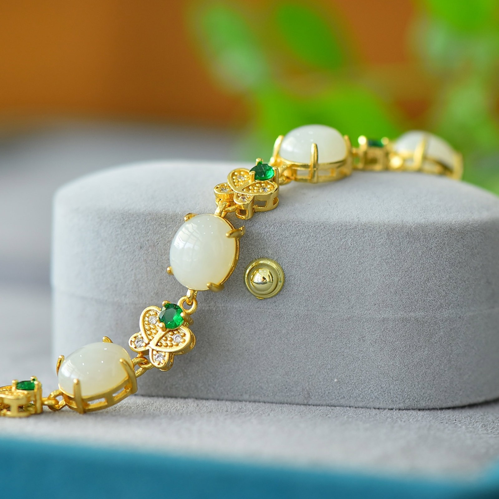 An Exquisite Bronze-Gold Plated Inlaid White Jade Bracelet: An Exquisite Bronze-Gold Plated Inlaid White Jade Bracelet,Size:0.4inx0.5in 铜镀金镶白玉手链