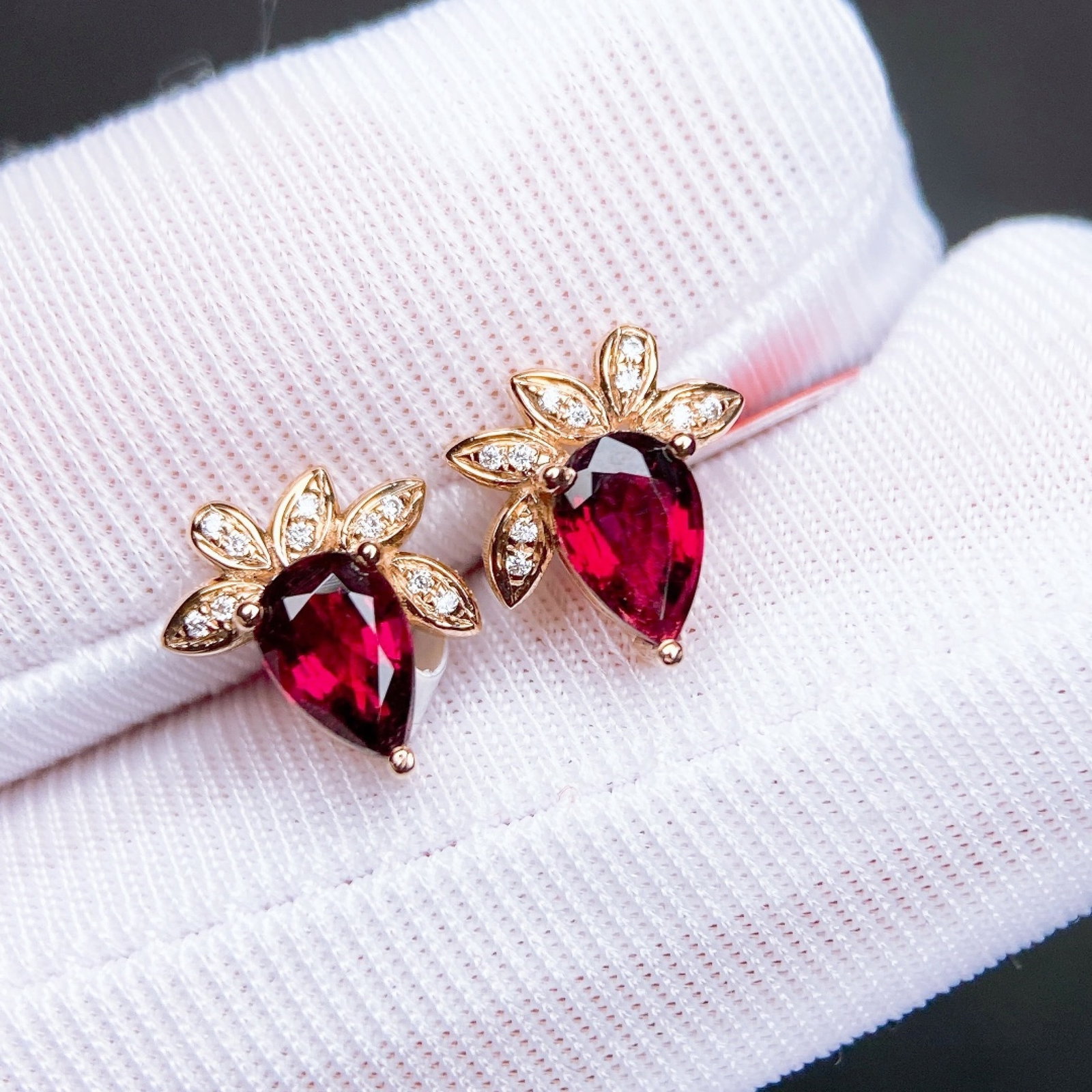 A Pair of 1.37Ctw Natural Tourmaline Earrings: A Pair of 1.37Ctw Natural Tourmaline Earrings,Size:0.3inx0.2in 一对1.37Ctw天然碧玺耳钉