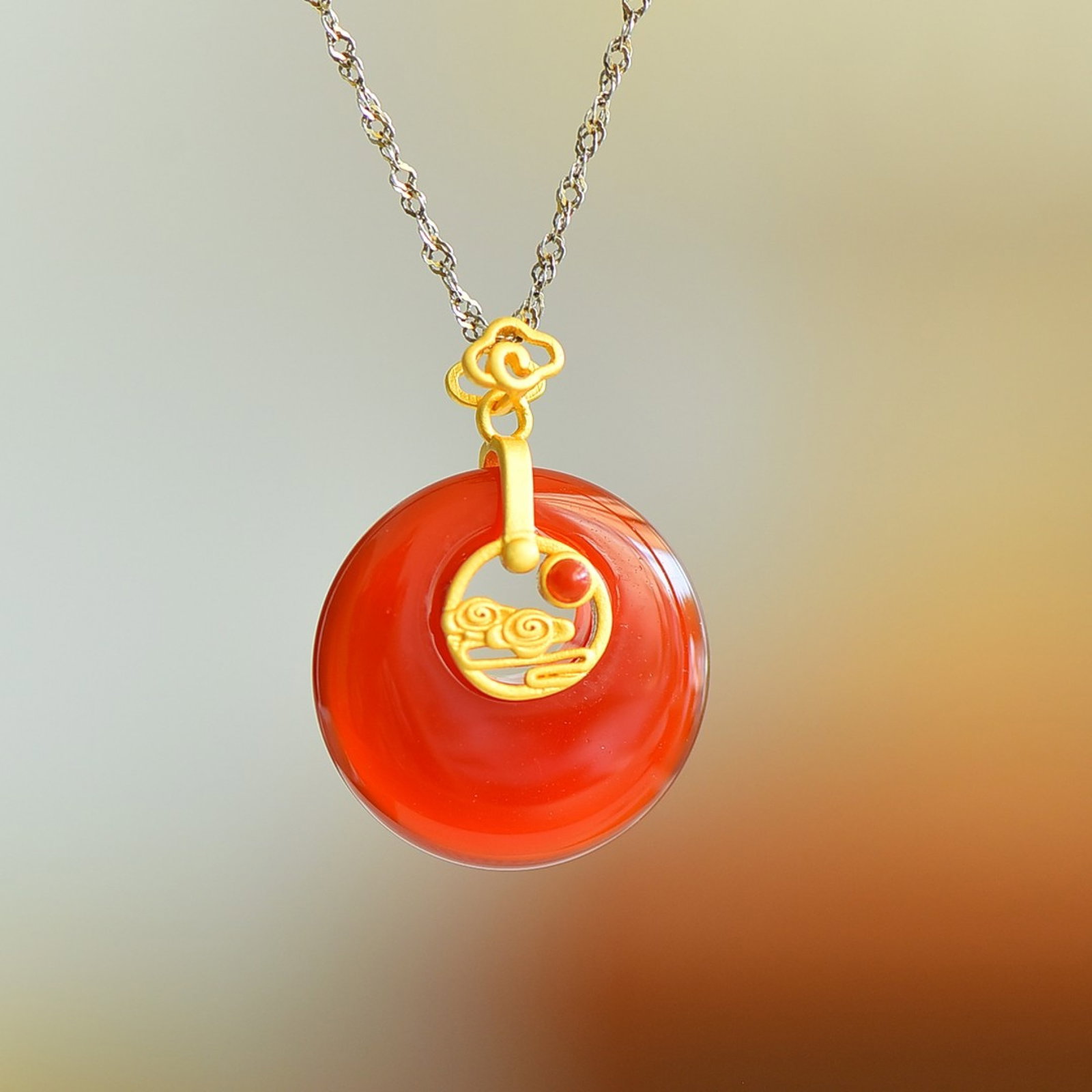 An Exquisite Sterling Silver-Gold Plated Inlaid Agate Pendant: An Exquisite Sterling Silver-Gold Plated Inlaid Agate Pendant,Size:0.8inx0.8in 纯银镀金镶玛瑙吊坠