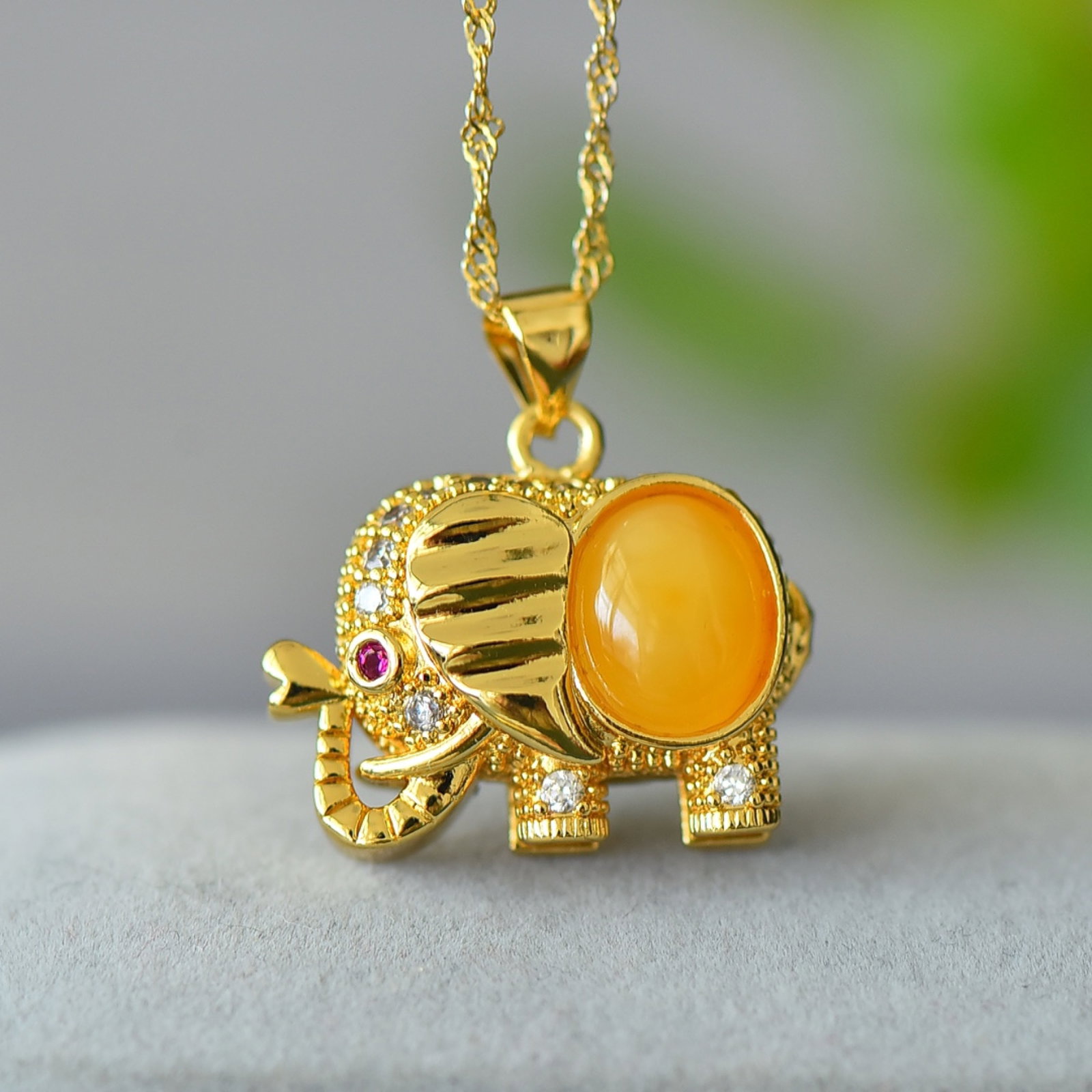 An Exquisite Bronze-Gold Plated Inlaid Beeswax Elephant Necklace: An Exquisite Bronze-Gold Plated Inlaid Beeswax Elephant Necklace,Size:0.3inx0.4in 铜镀金镶蜜蜡象项链