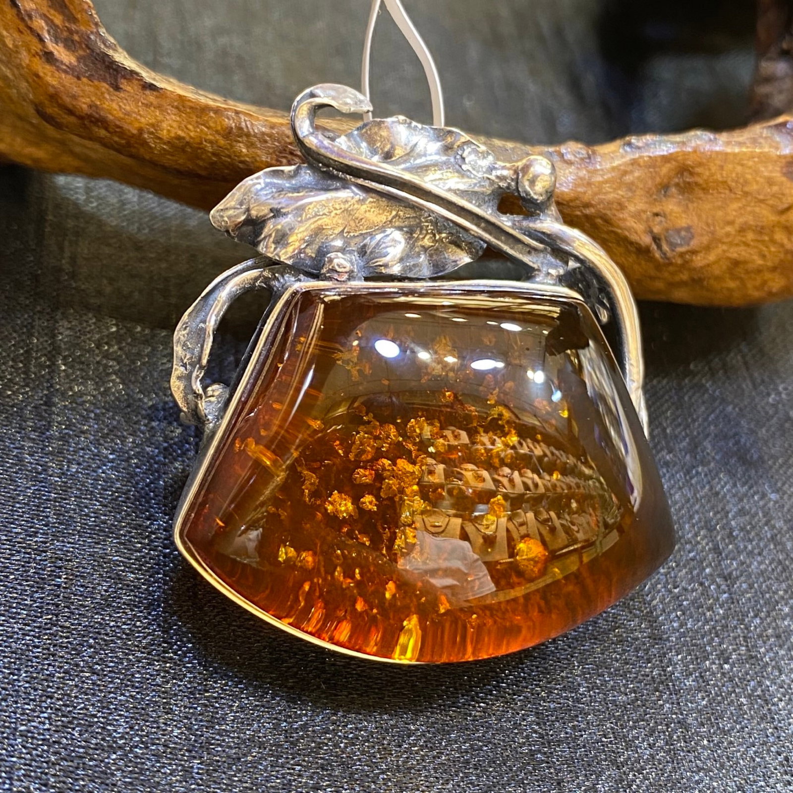 An Exquisite Beeswax Inlaid Silver Necklace: An Exquisite Beeswax Inlaid Silver Necklace,Size:1.4in,Weight:14.8g 蜜蜡镶银项链