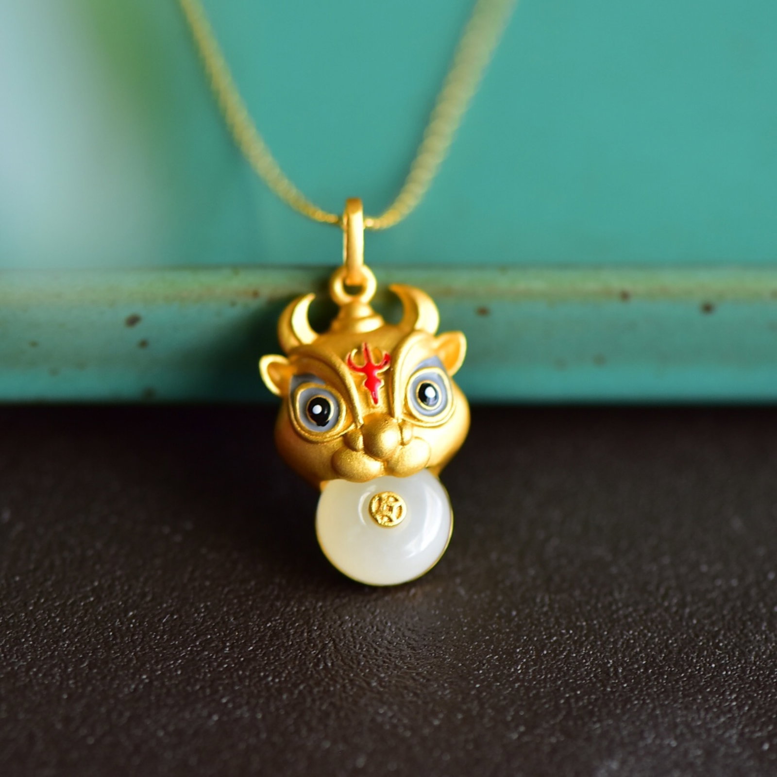 An Exquisite Sterling Silver Inlaid White Jade Buffalo Pattern Necklace: An Exquisite Sterling Silver Inlaid White Jade Buffalo Pattern Necklace 纯银镶白玉牛纹项链