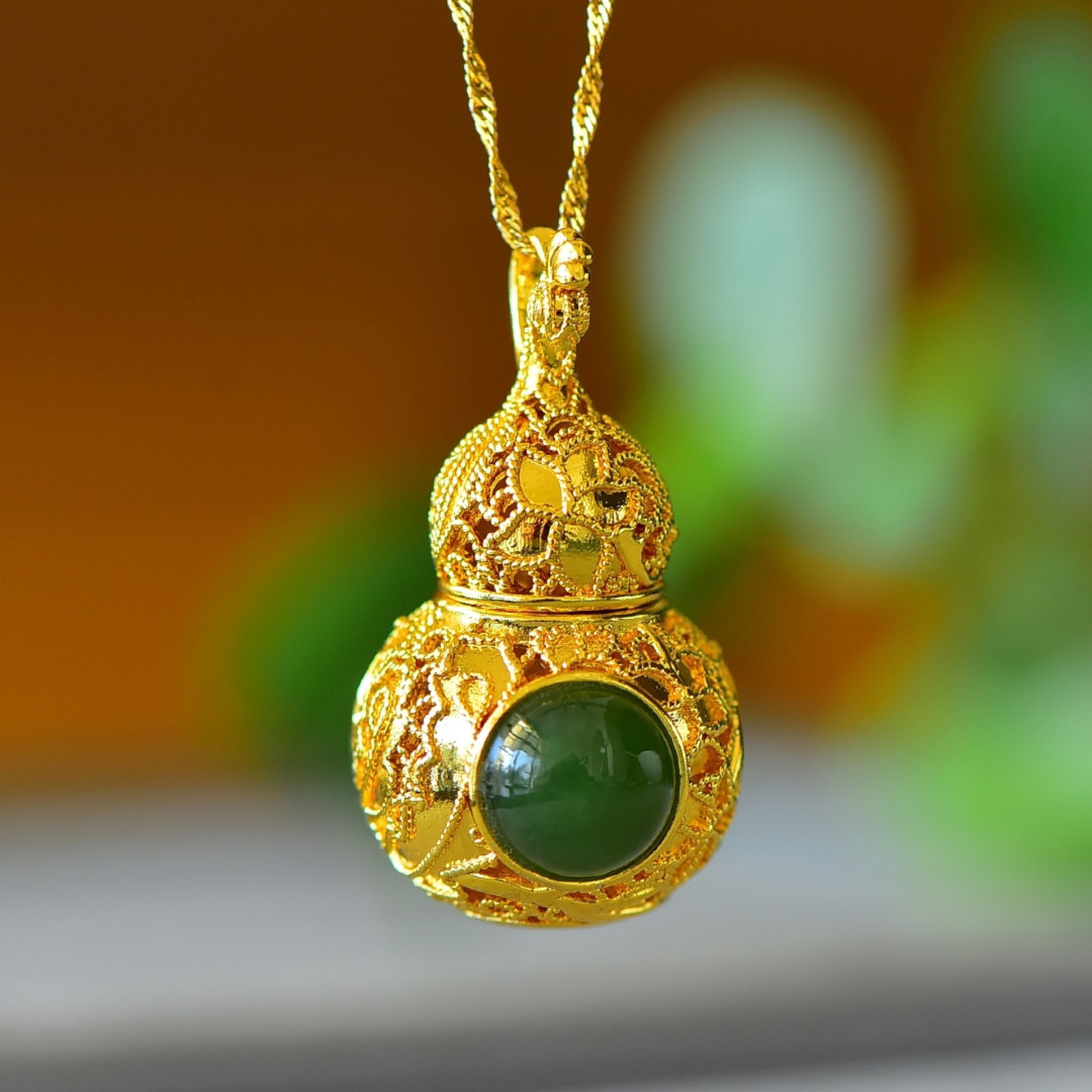 An Exquisite Bronze-Gold Plated Inlaid Jasper Gourd Necklace: An Exquisite Bronze-Gold Plated Inlaid Jasper Gourd Necklace,Size:0.4inx0.4in 铜镀金镶碧玉葫芦项链