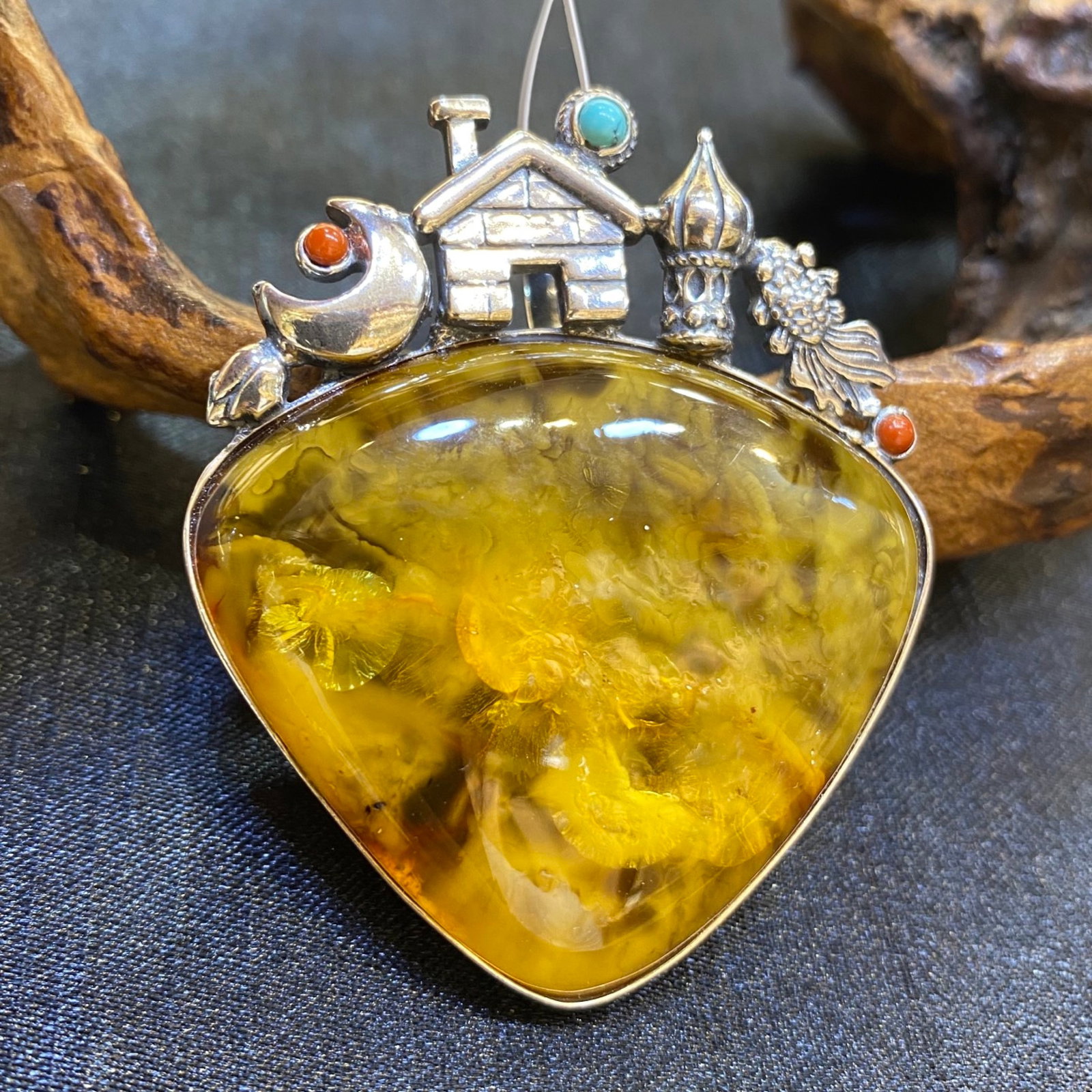 An Exquisite Beeswax Inlaid Silver Necklace: An Exquisite Beeswax Inlaid Silver Necklace,Size:1.8in,Weight:18.4g 蜜蜡镶银项链