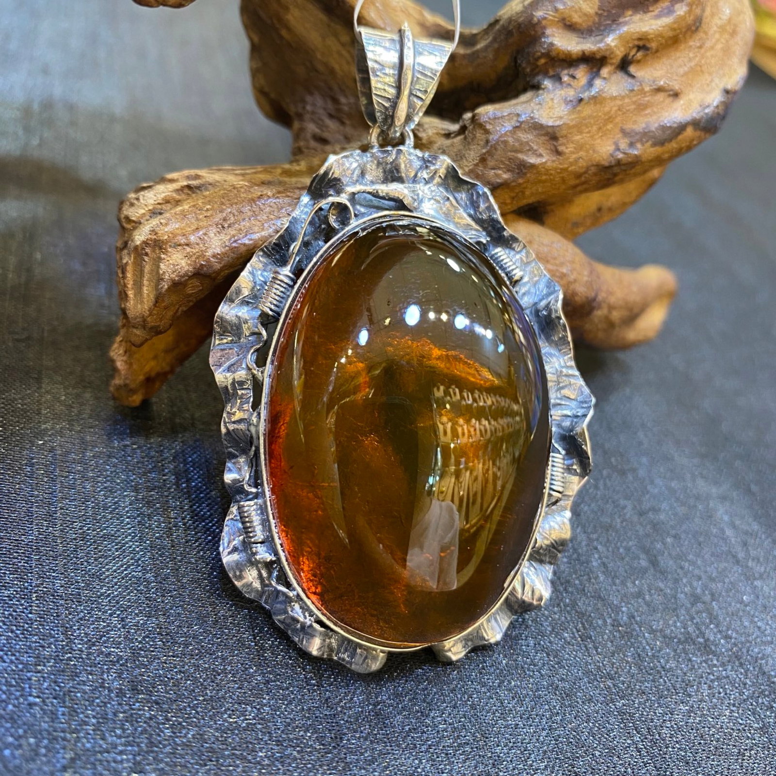 An Exquisite Beeswax Inlaid Silver Necklace: An Exquisite Beeswax Inlaid Silver Necklace,Size:1.6in,Weight:22.1g 蜜蜡镶银项链