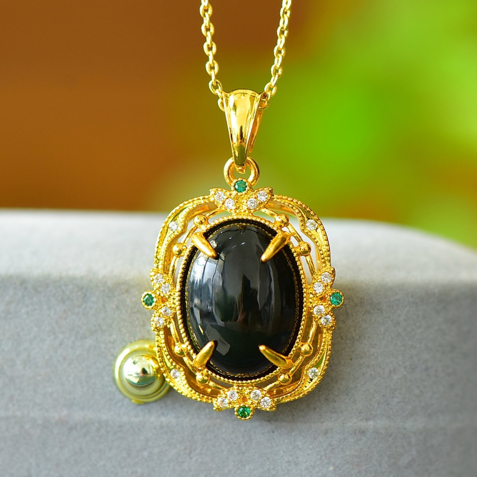 An Exquisite Bronze-Gold Plated Inlaid Green Jade Necklace: An Exquisite Bronze-Gold Plated Inlaid Green Jade Necklace,Size:0.5inx0.6in 铜镀金镶青玉项链