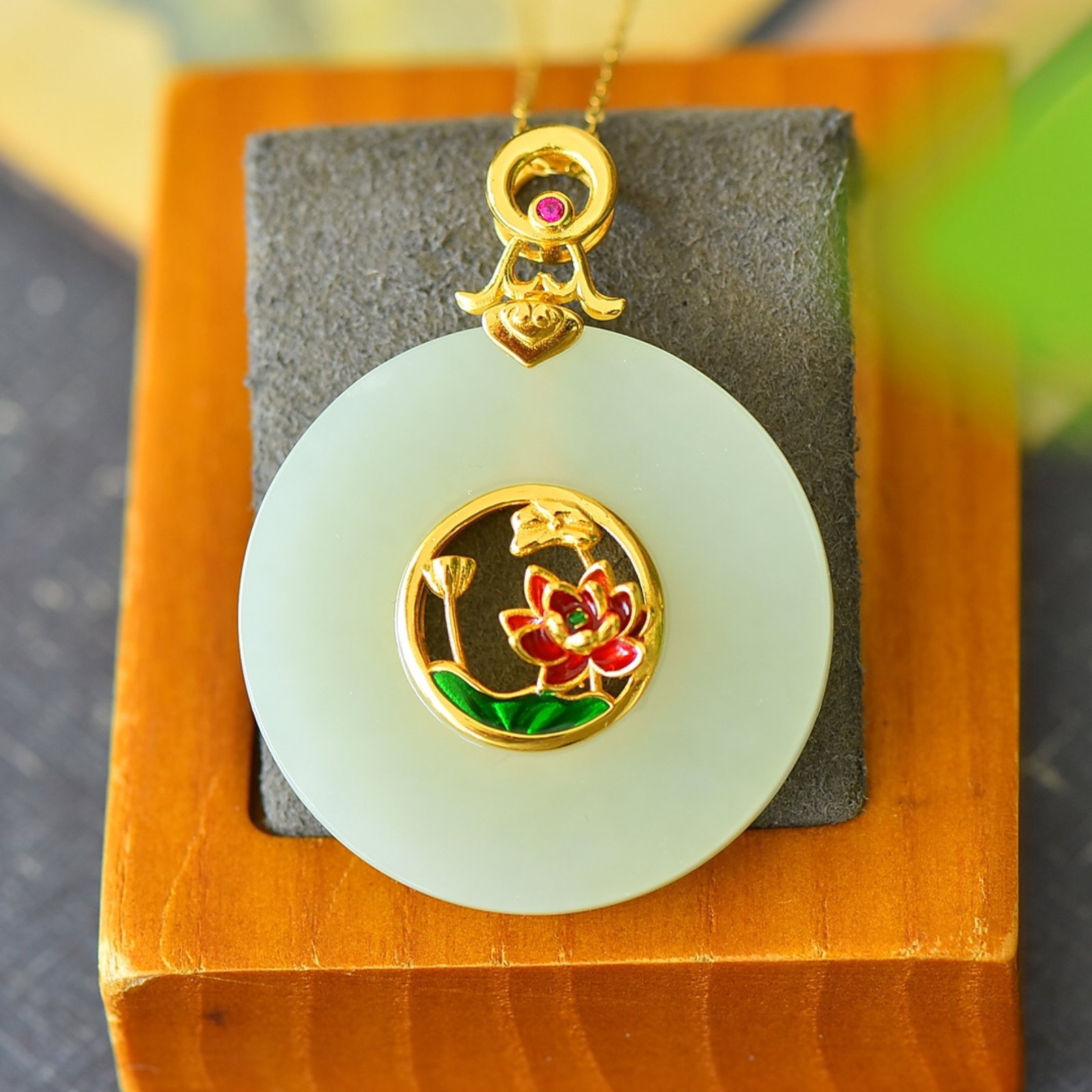 An Exquisite Sterling Silver-Gold Plated Inlaid White Jade Necklace: An Exquisite Sterling Silver-Gold Plated Inlaid White Jade Necklace,Size:1.4inx1.8in 纯银镀金镶白玉项链