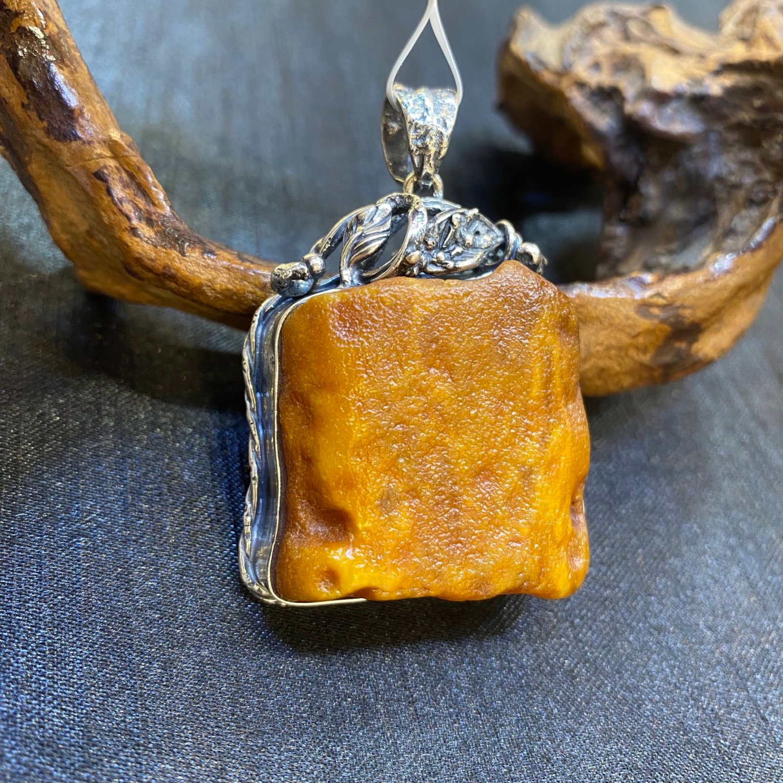 An Exquisite Beeswax Inlaid Silver Necklace: An Exquisite Beeswax Inlaid Silver Necklace,Size:1.3in,Weight:23.9g 蜜蜡镶银项链