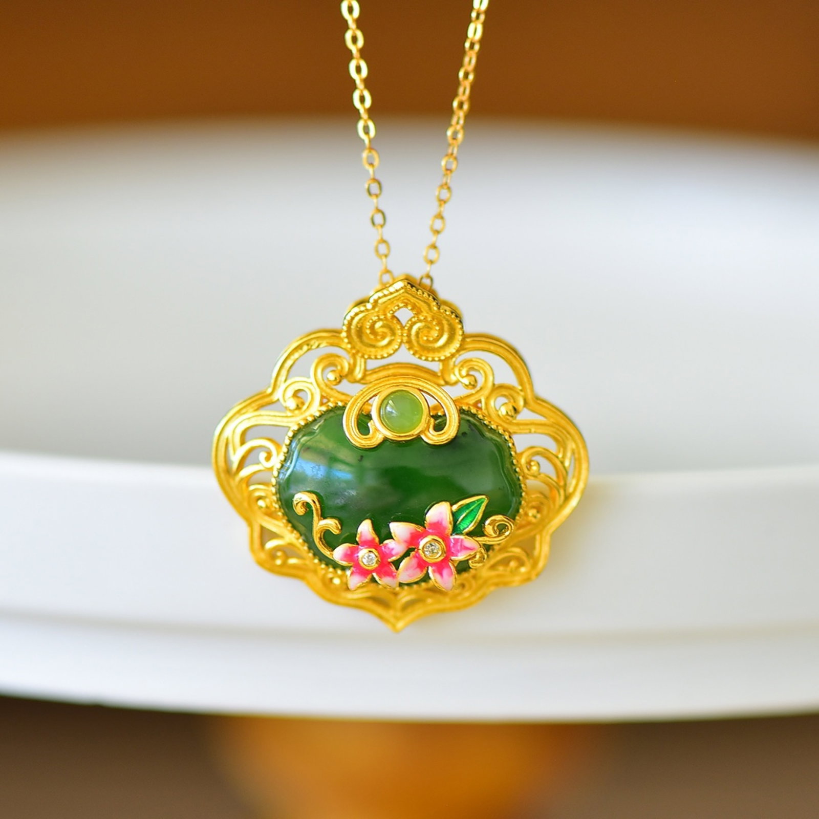 An Exquisite Sterling Silver-Gold Plated Inlaid Jasper Enamel Pendant: An Exquisite Sterling Silver-Gold Plated Inlaid Jasper Enamel Pendant,Size:0.5inx0.7in 纯银镀金镶碧玉珐琅项链