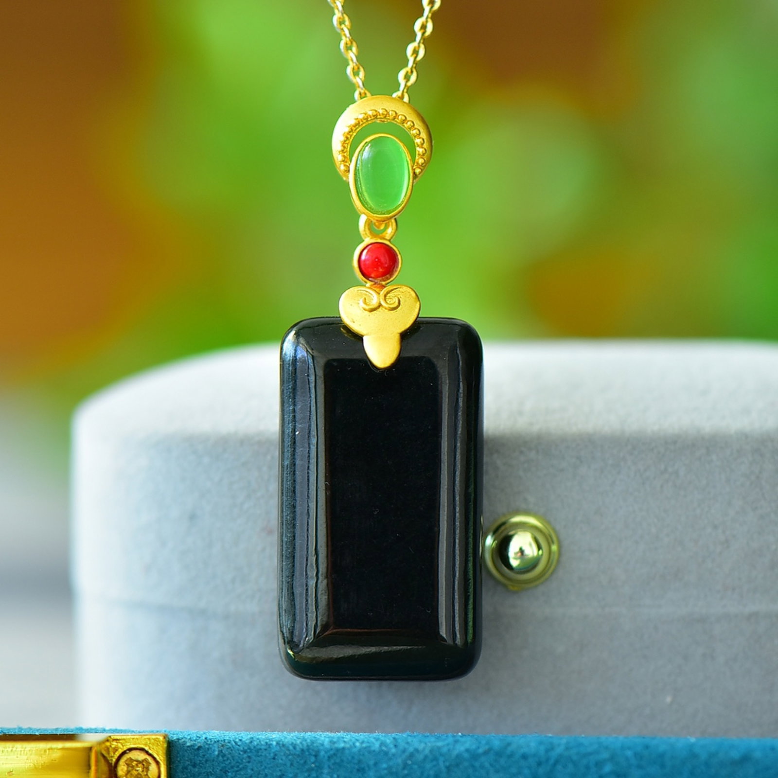 An Exquisite Bronze-Gold Plated Inlaid Green Jade Necklace: An Exquisite Bronze-Gold Plated Inlaid Green Jade Necklace,Size:0.7inx1.2in 铜镀金镶青玉项链