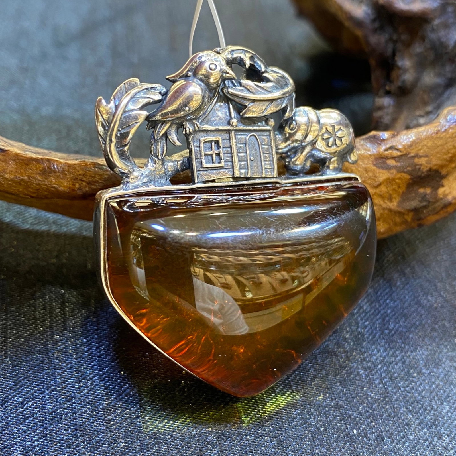An Exquisite Beeswax Inlaid Silver Necklace: An Exquisite Beeswax Inlaid Silver Necklace,Size:1.4in,Weight:17.4g 蜜蜡镶银项链